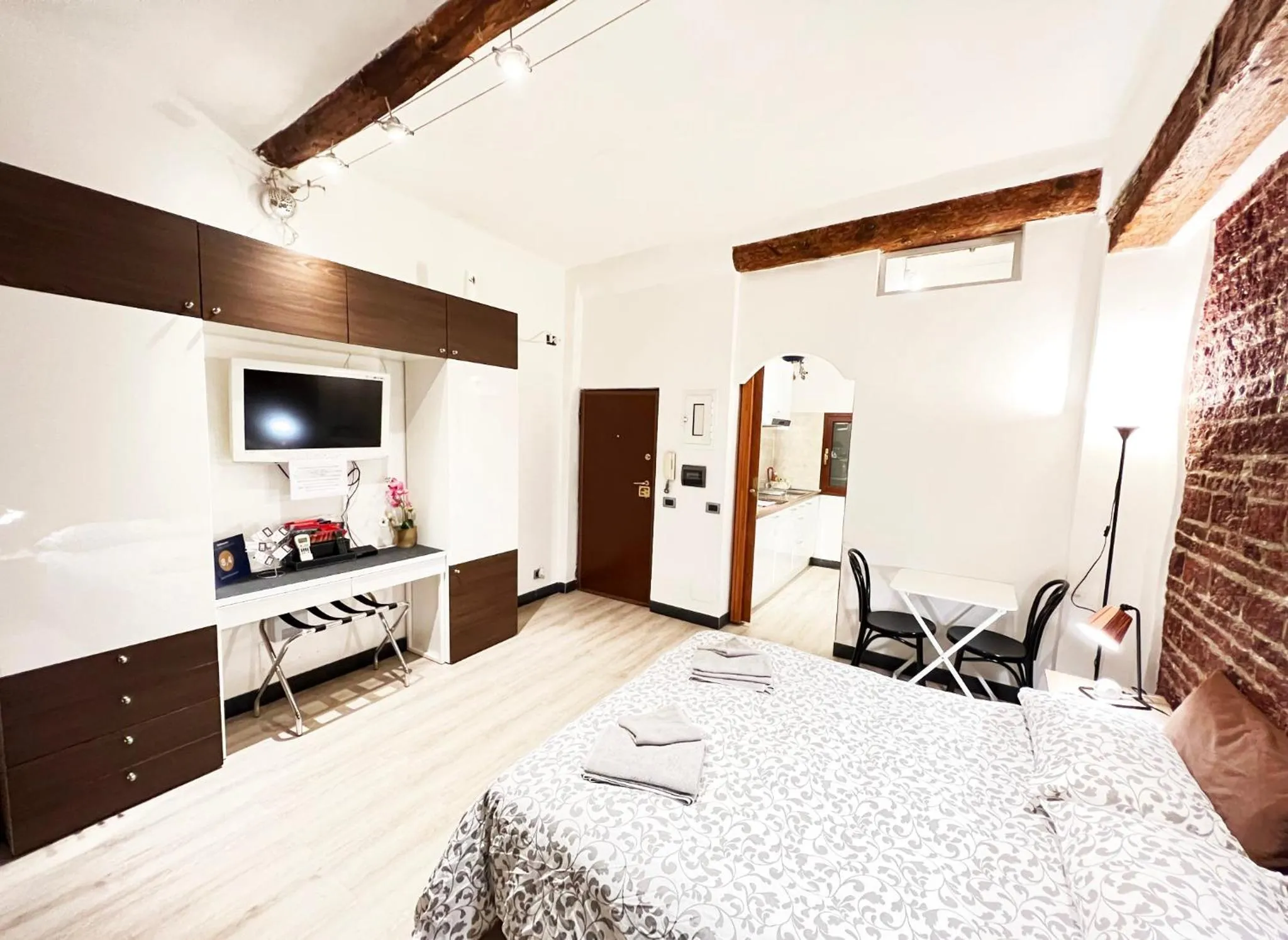 TV and multimedia, Bed in Garibaldi Apartment - Red lights district