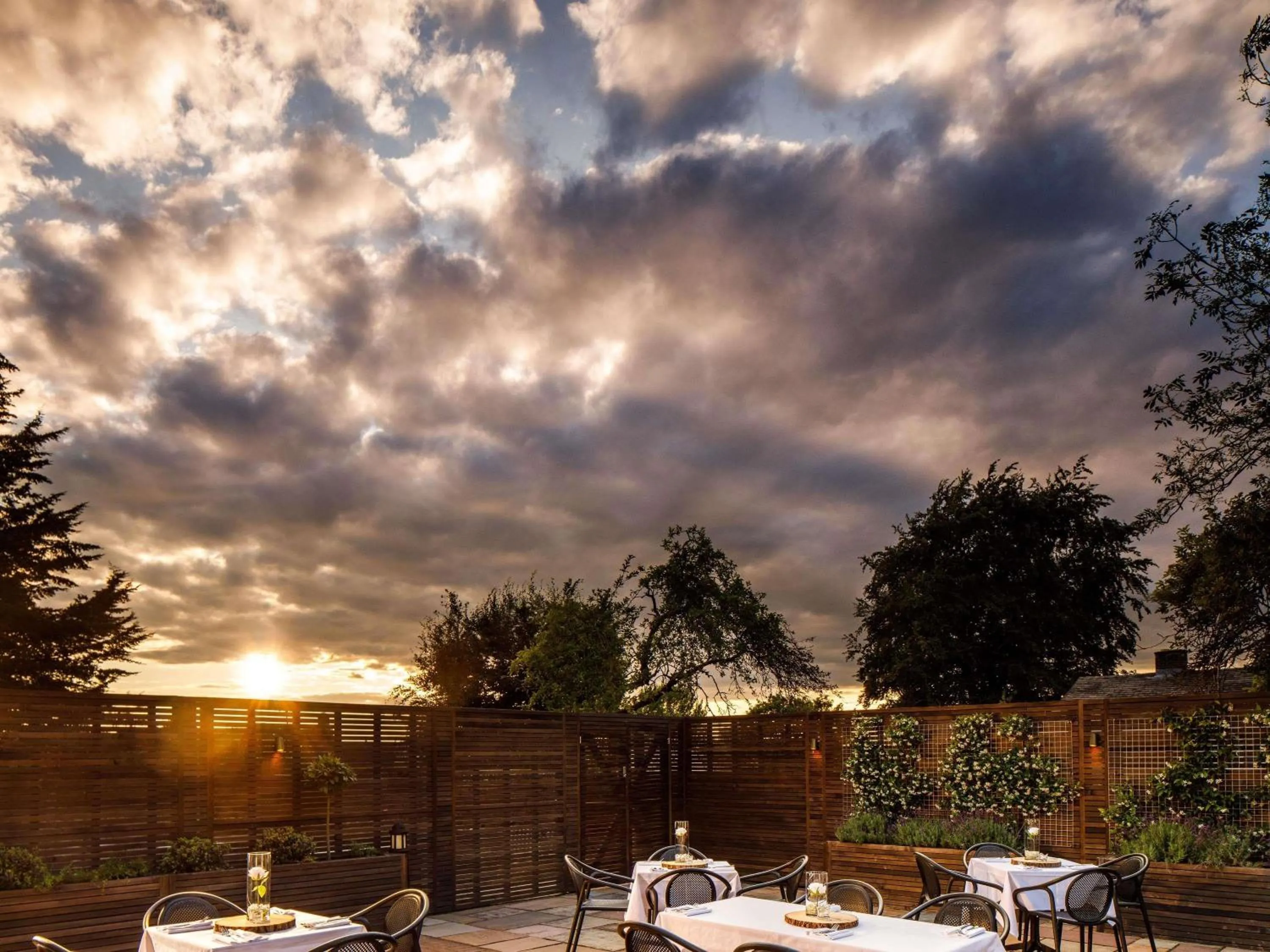 Lounge or bar in Mercure Oxford Hawkwell House Hotel