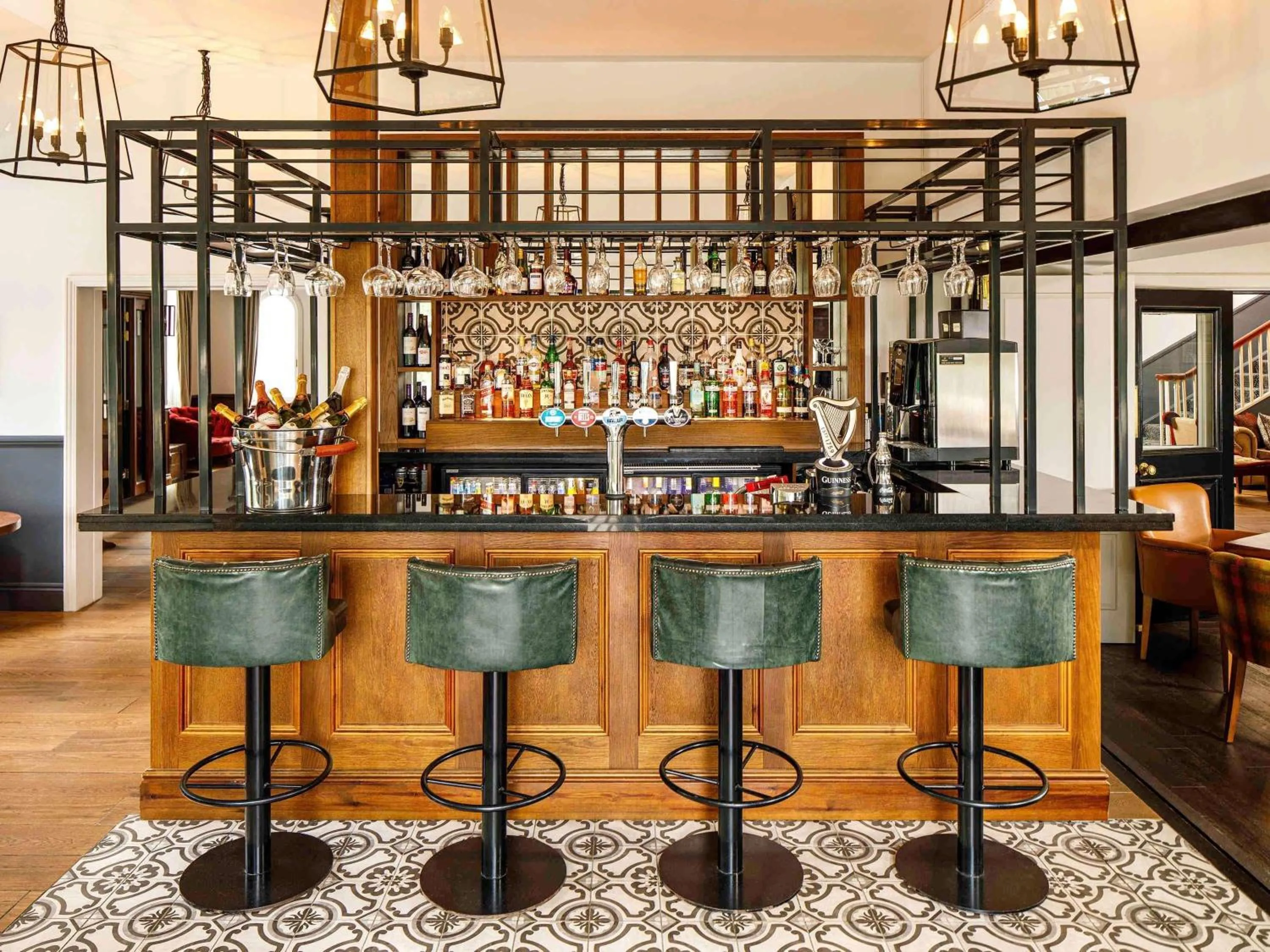 Lounge or bar in Mercure Oxford Hawkwell House Hotel