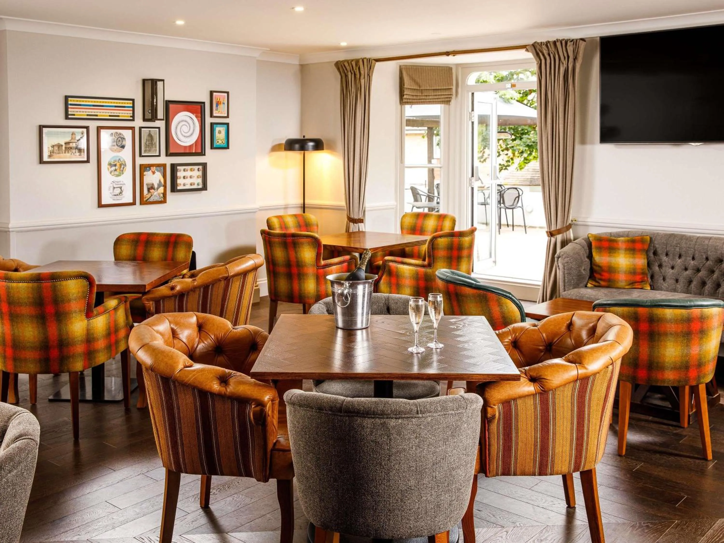 Lounge or bar in Mercure Oxford Hawkwell House Hotel