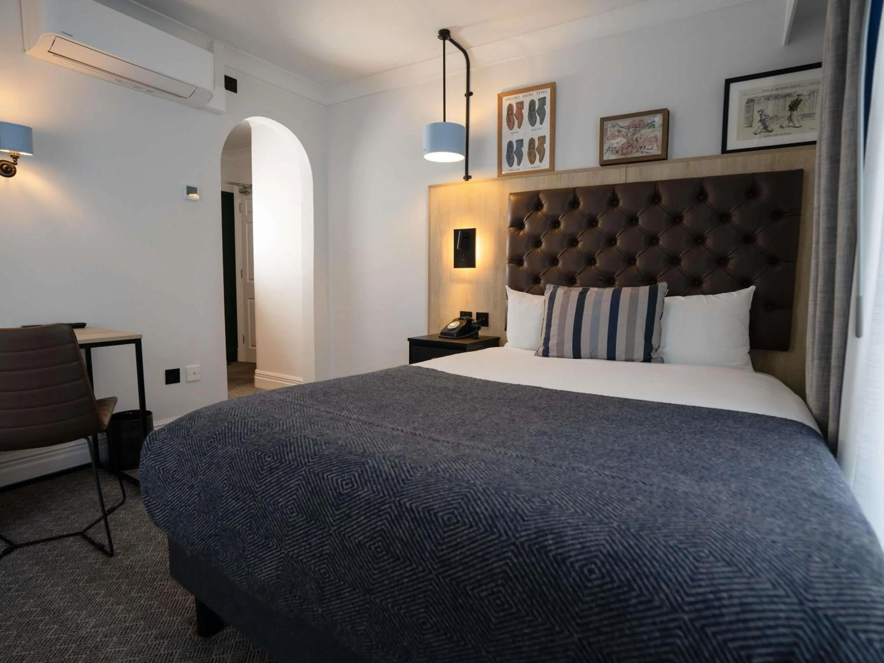 Bedroom, Bed in Mercure Oxford Hawkwell House Hotel