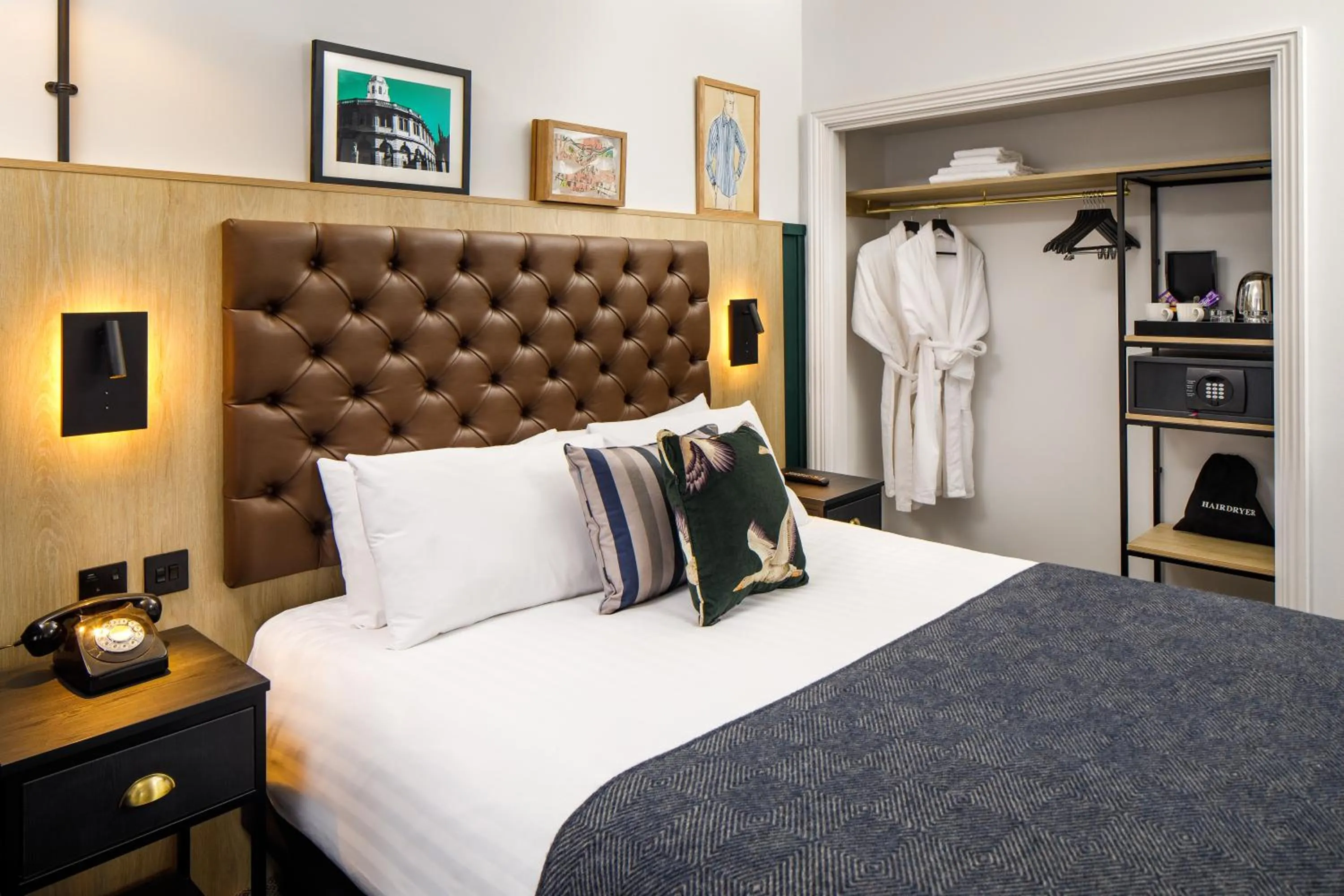 Bed in Mercure Oxford Hawkwell House Hotel