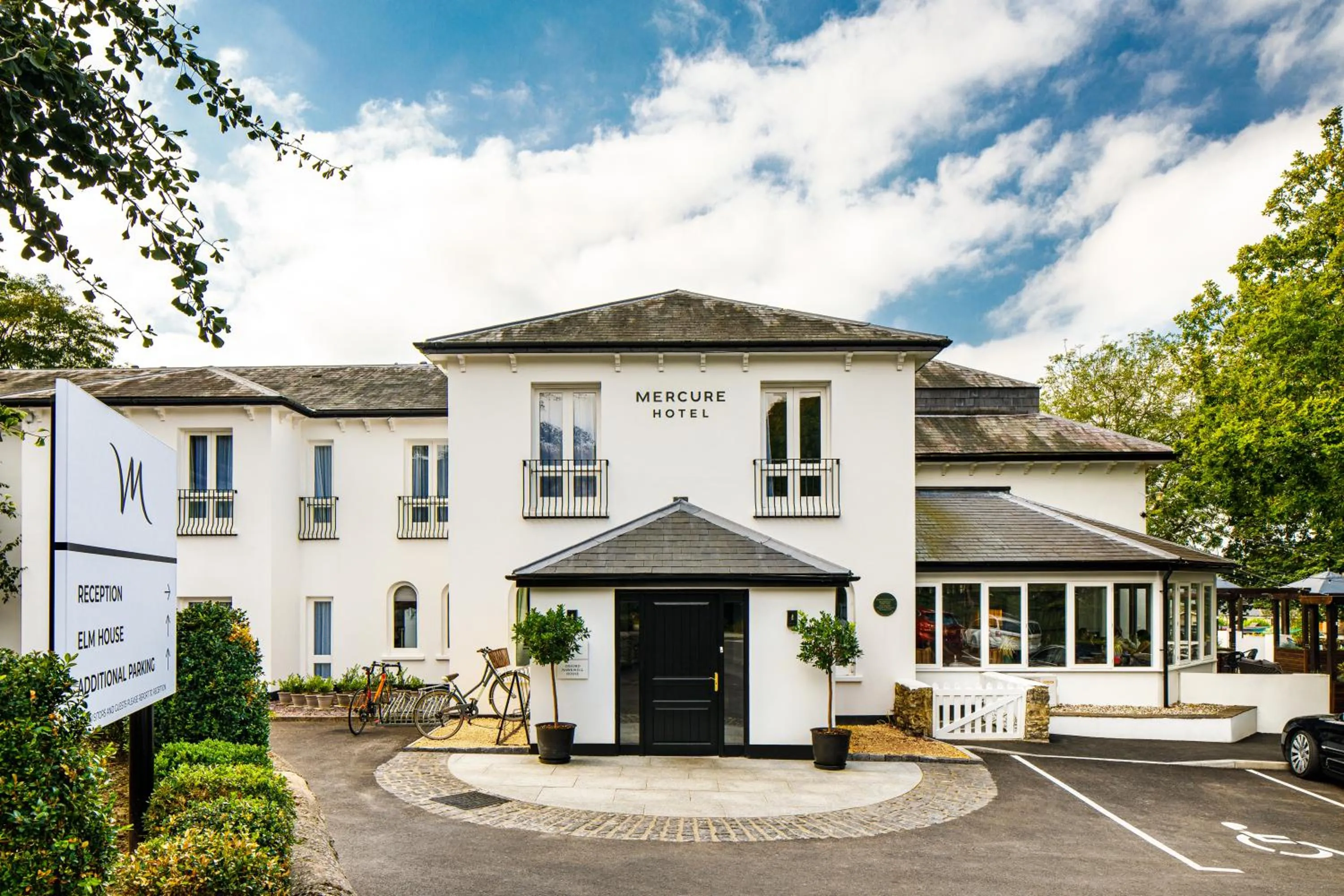 Property building in Mercure Oxford Hawkwell House Hotel
