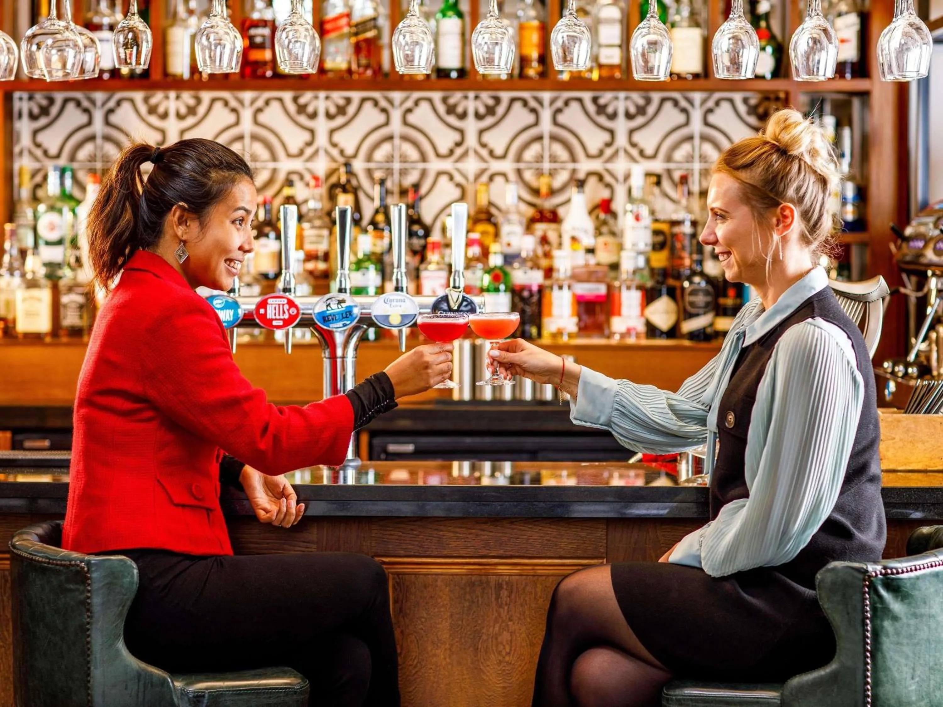 Lounge or bar in Mercure Oxford Hawkwell House Hotel