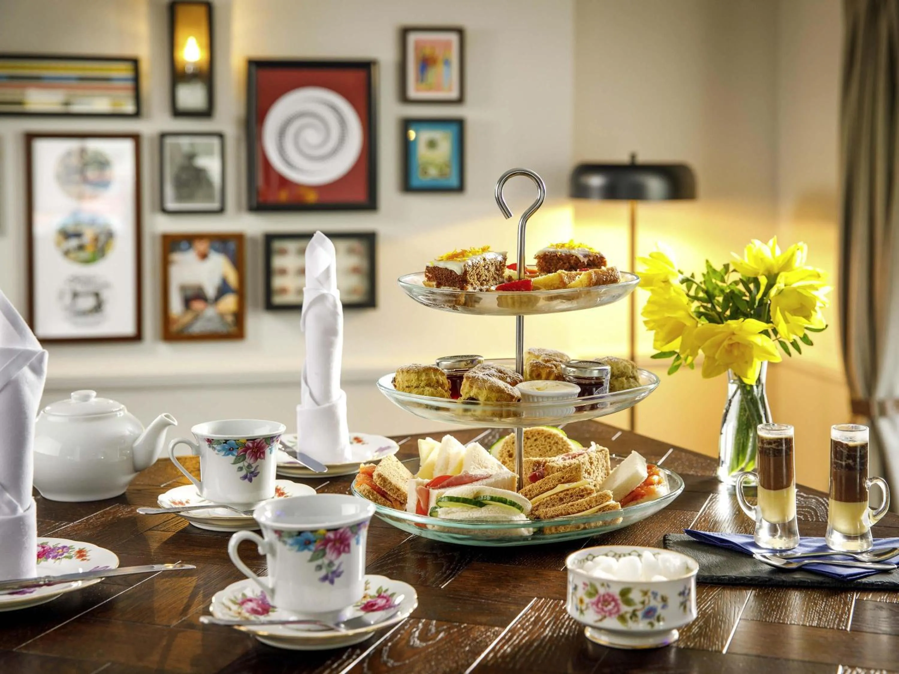 Lounge or bar in Mercure Oxford Hawkwell House Hotel