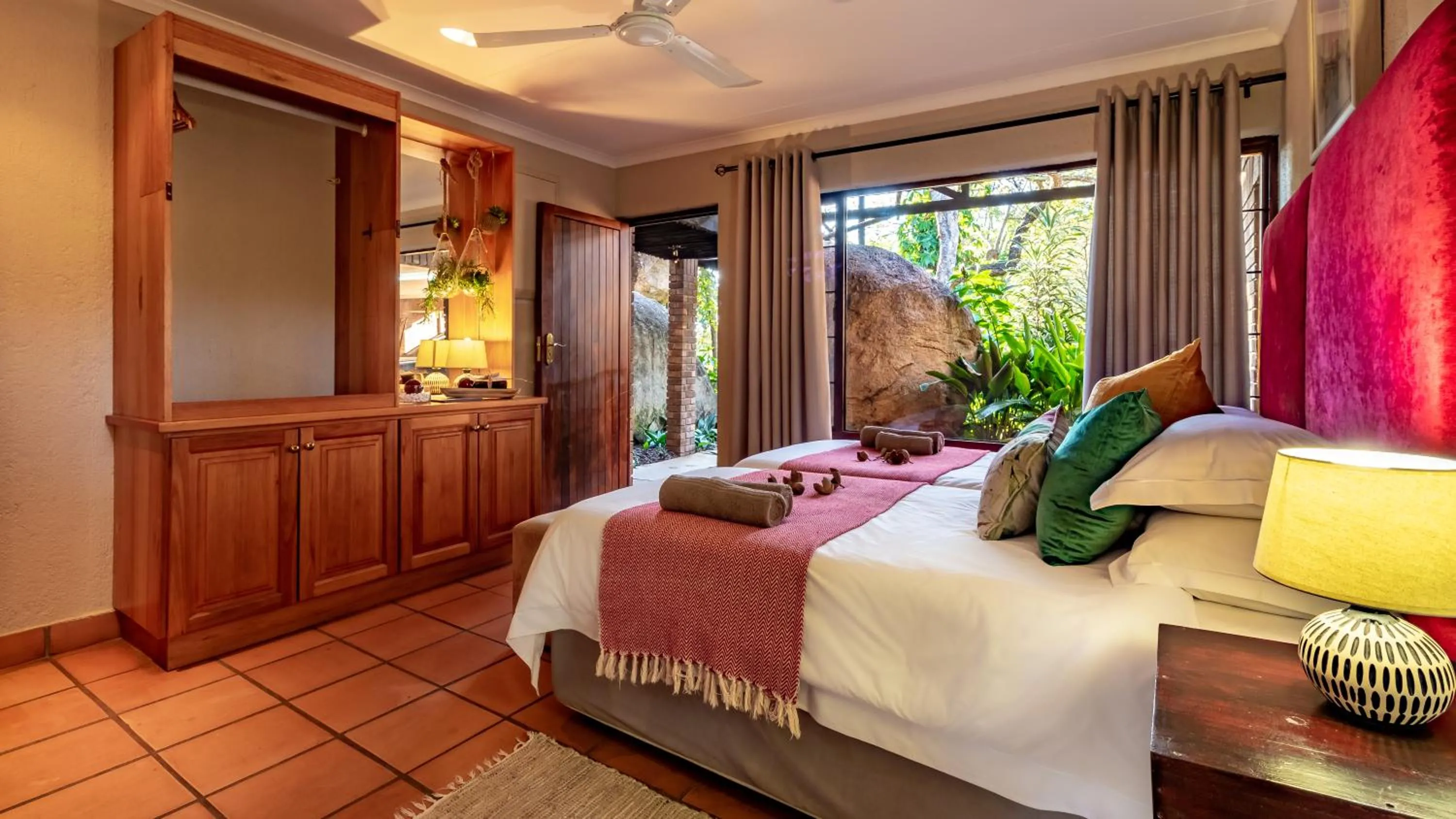 Photo of the whole room, Bed in Ulwazi Rock Lodge