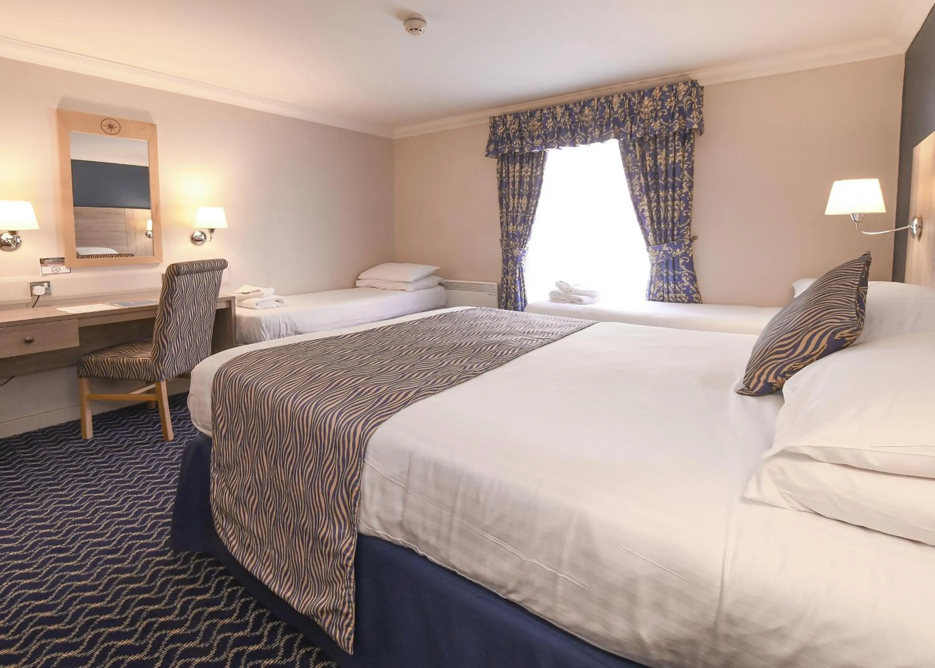 Bed in The Queens Hotel & Victoria Cloisters Apartments