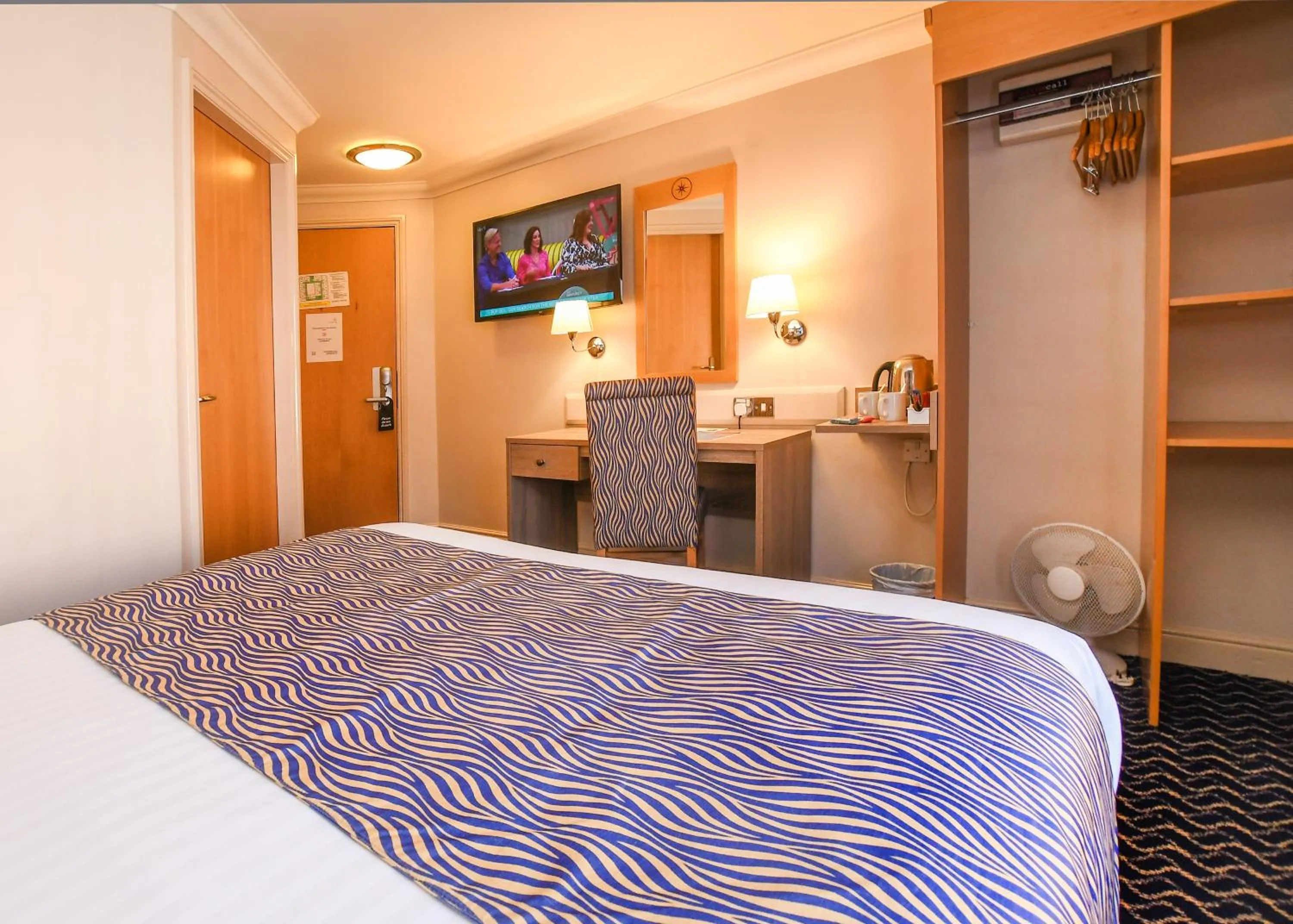 Bed in The Queens Hotel & Victoria Cloisters Apartments