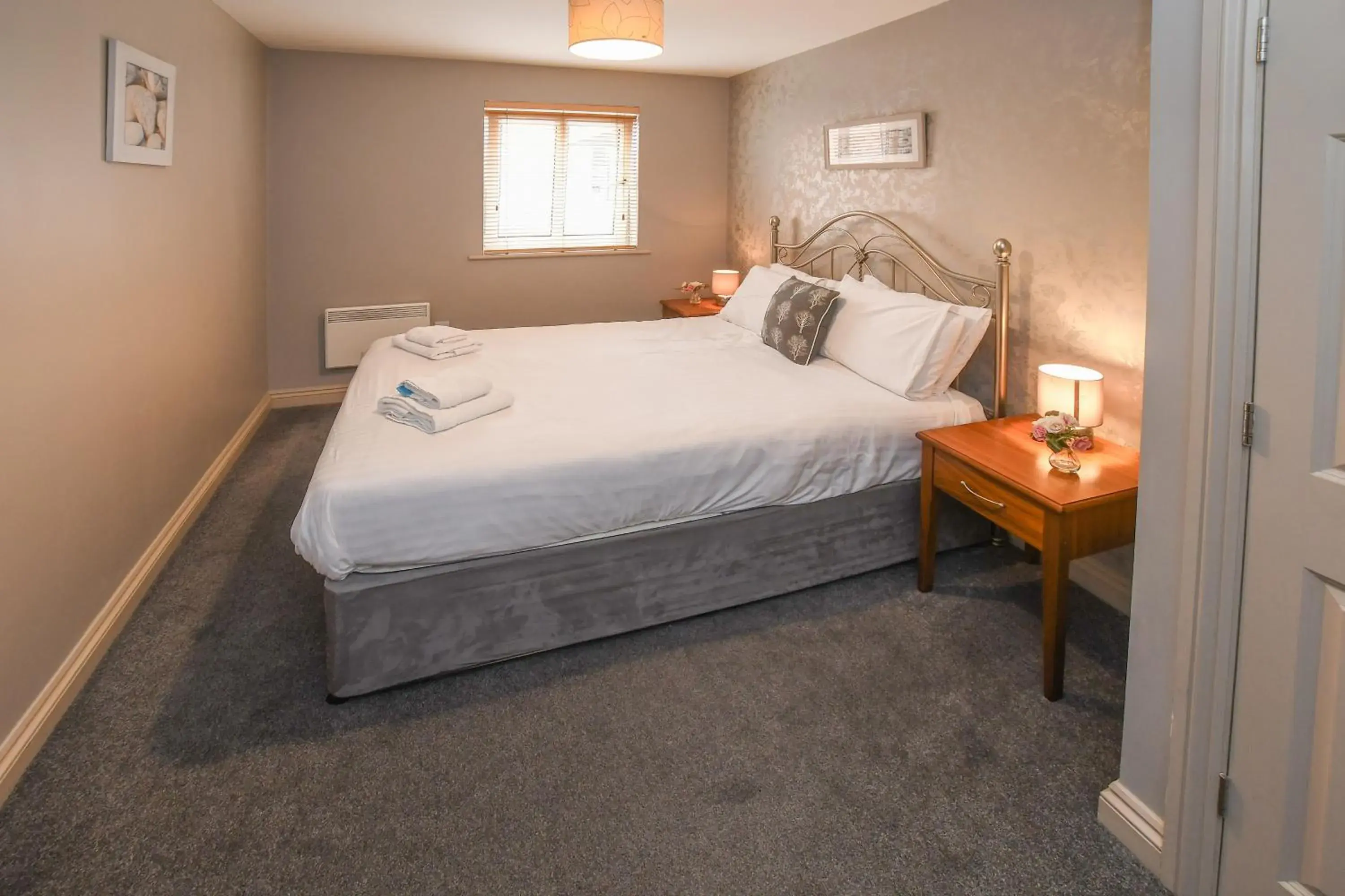 towels, Bed in The Queens Hotel & Victoria Cloisters Apartments towels, Bed in The Queens Hotel & Victoria Cloisters Apartments