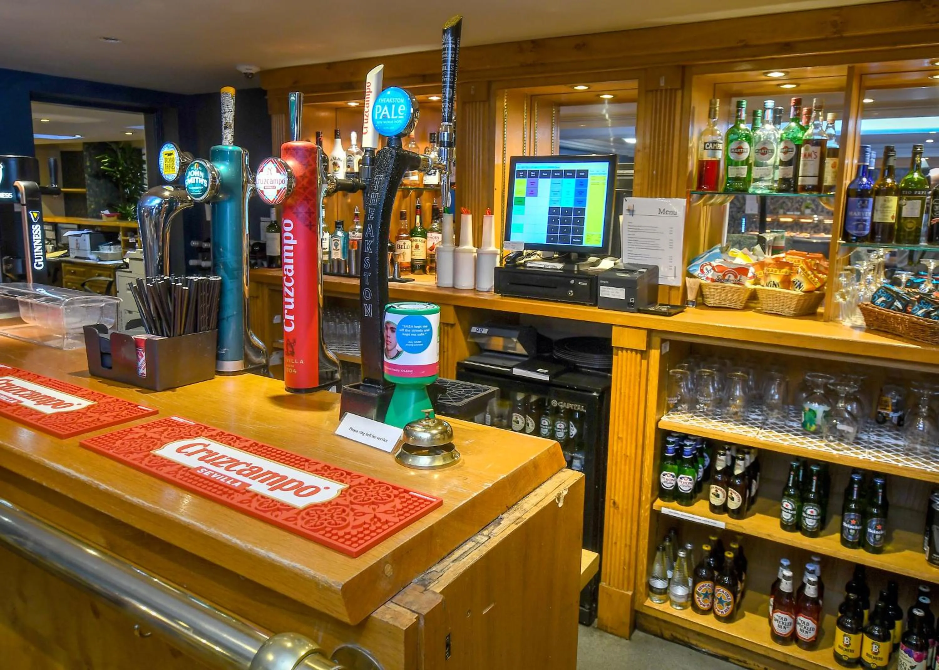 Lounge or bar in The Queens Hotel & Victoria Cloisters Apartments