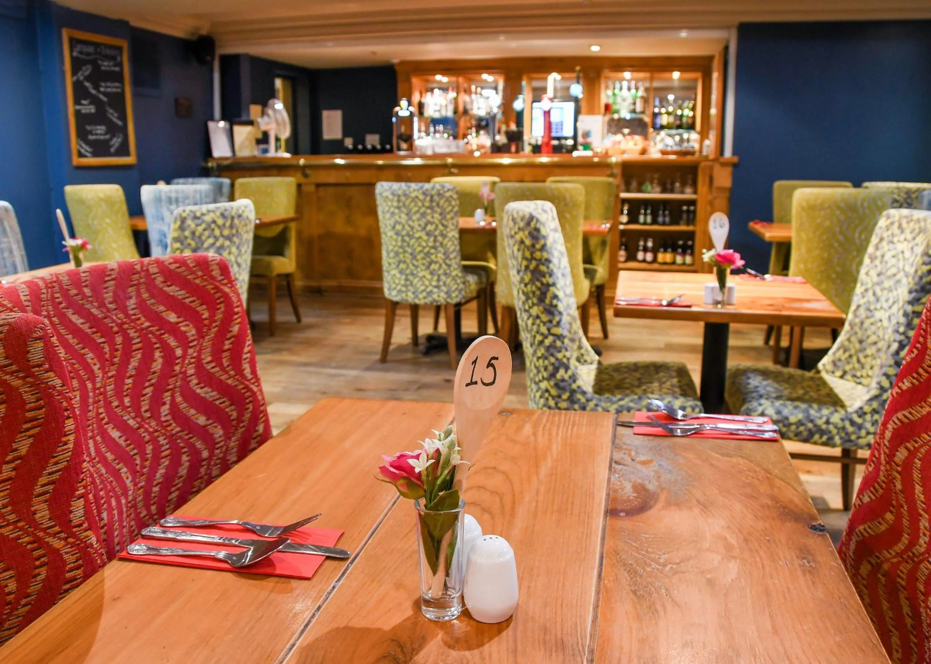 Restaurant/places to eat in The Queens Hotel & Victoria Cloisters Apartments