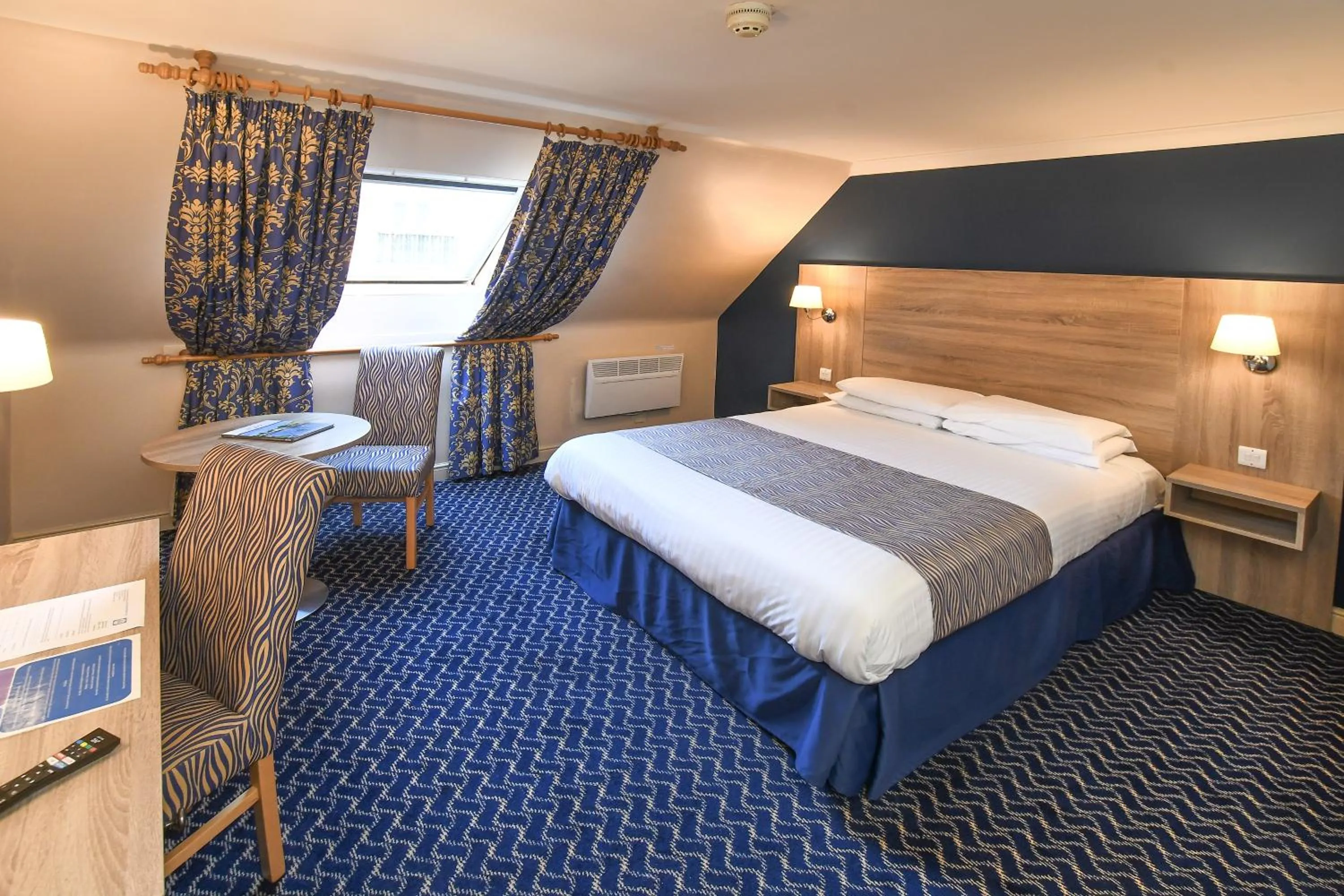 Bed in The Queens Hotel & Victoria Cloisters Apartments