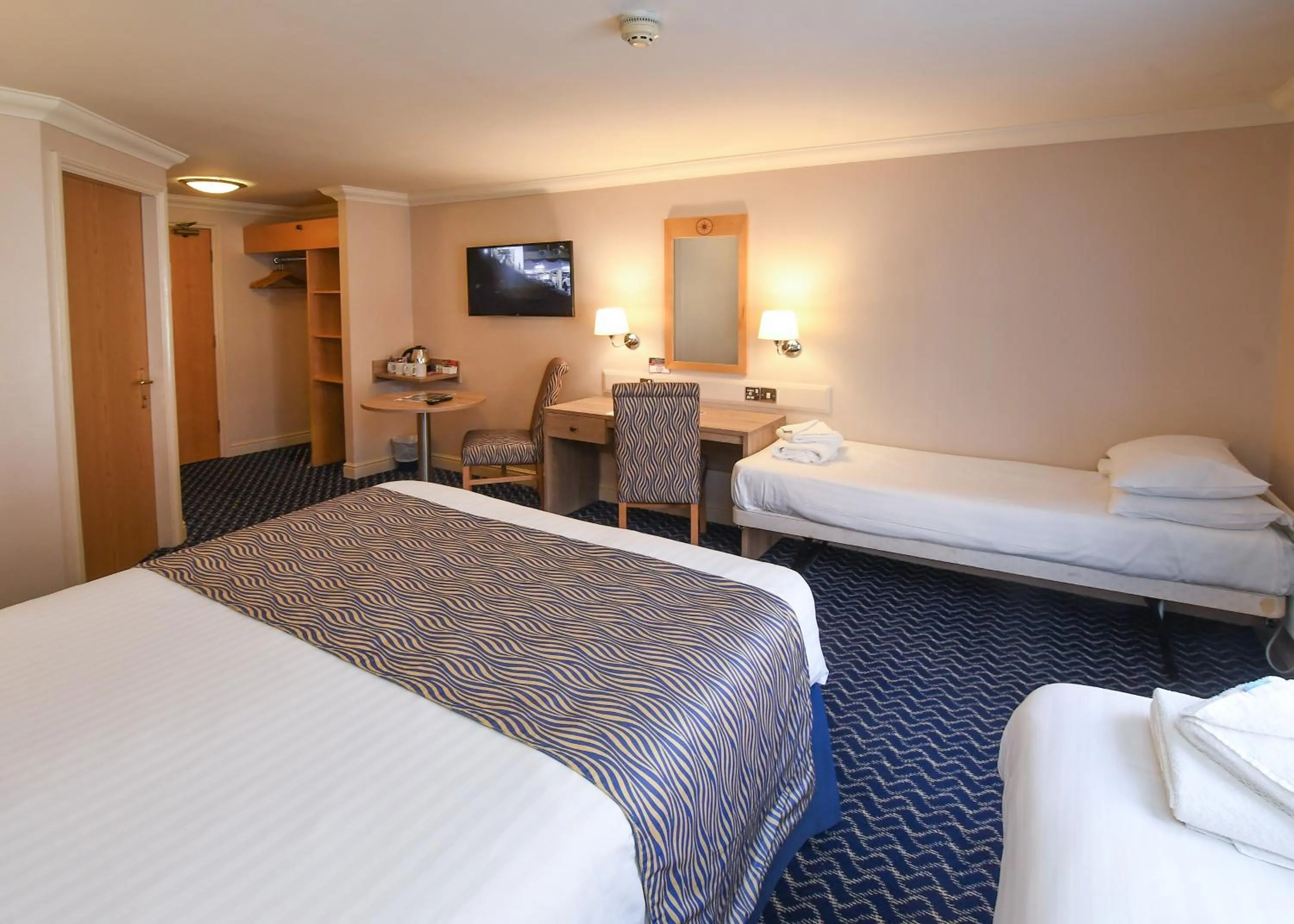 Bed in The Queens Hotel & Victoria Cloisters Apartments