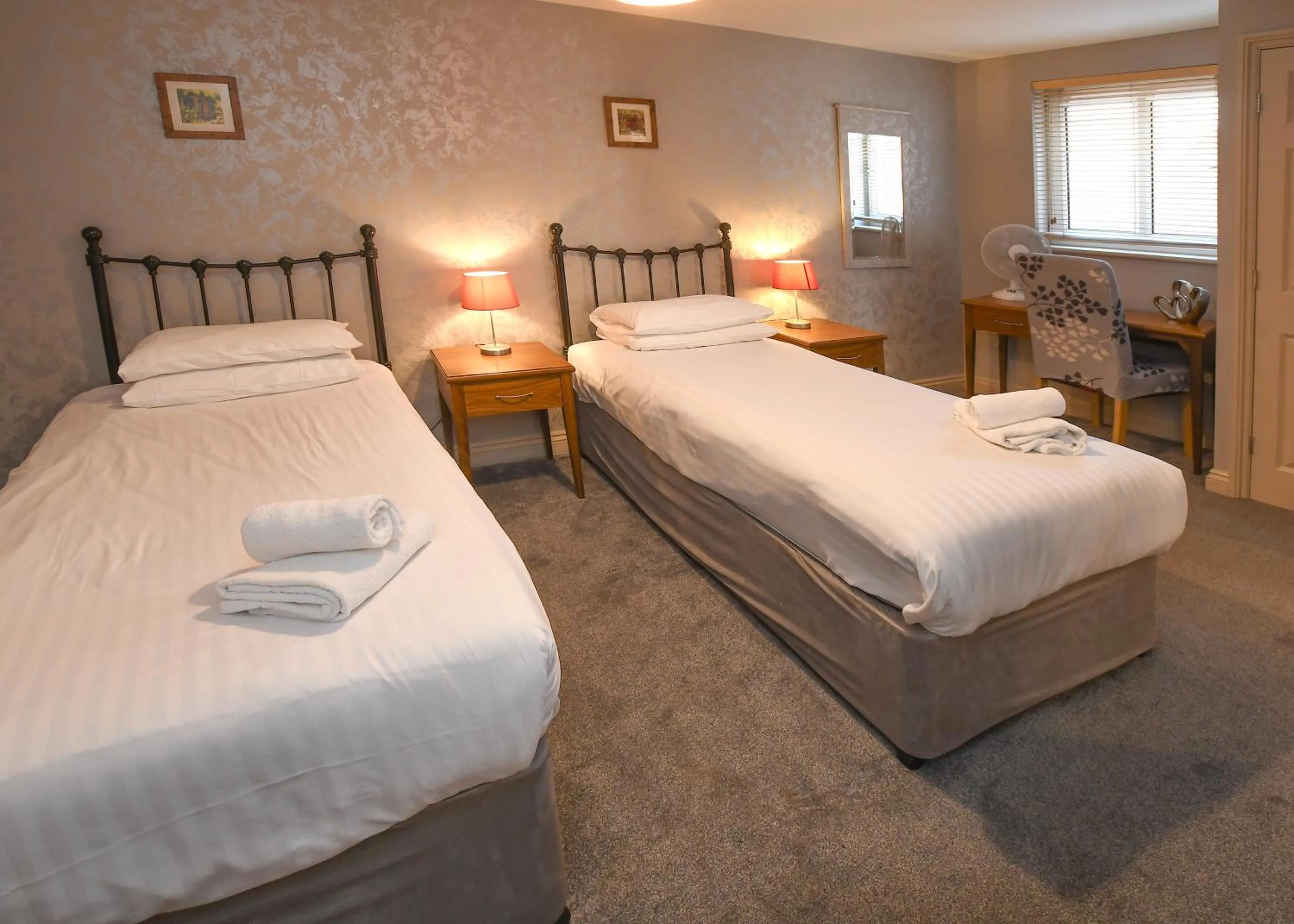 Bed in The Queens Hotel & Victoria Cloisters Apartments