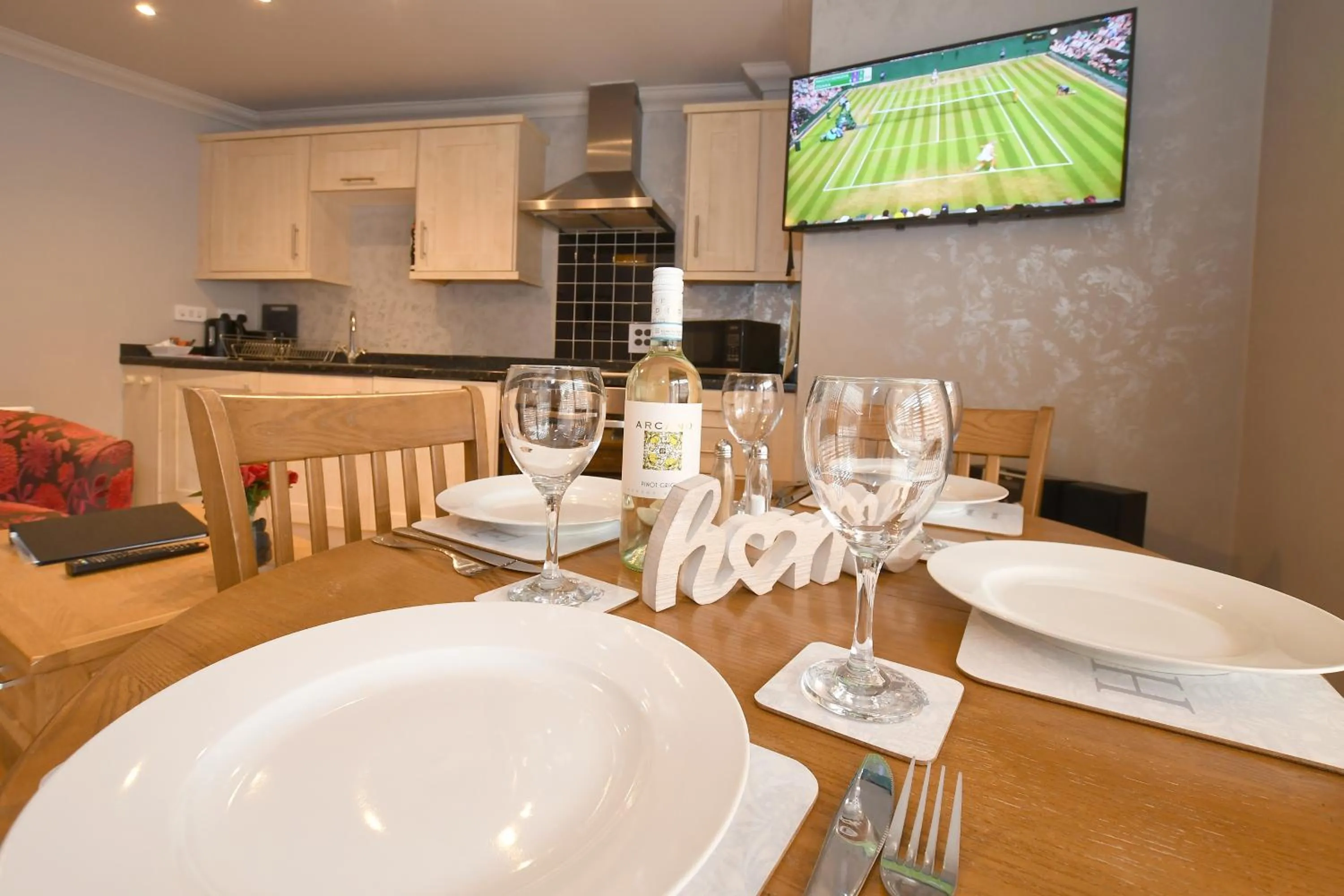 Food and drinks in The Queens Hotel & Victoria Cloisters Apartments