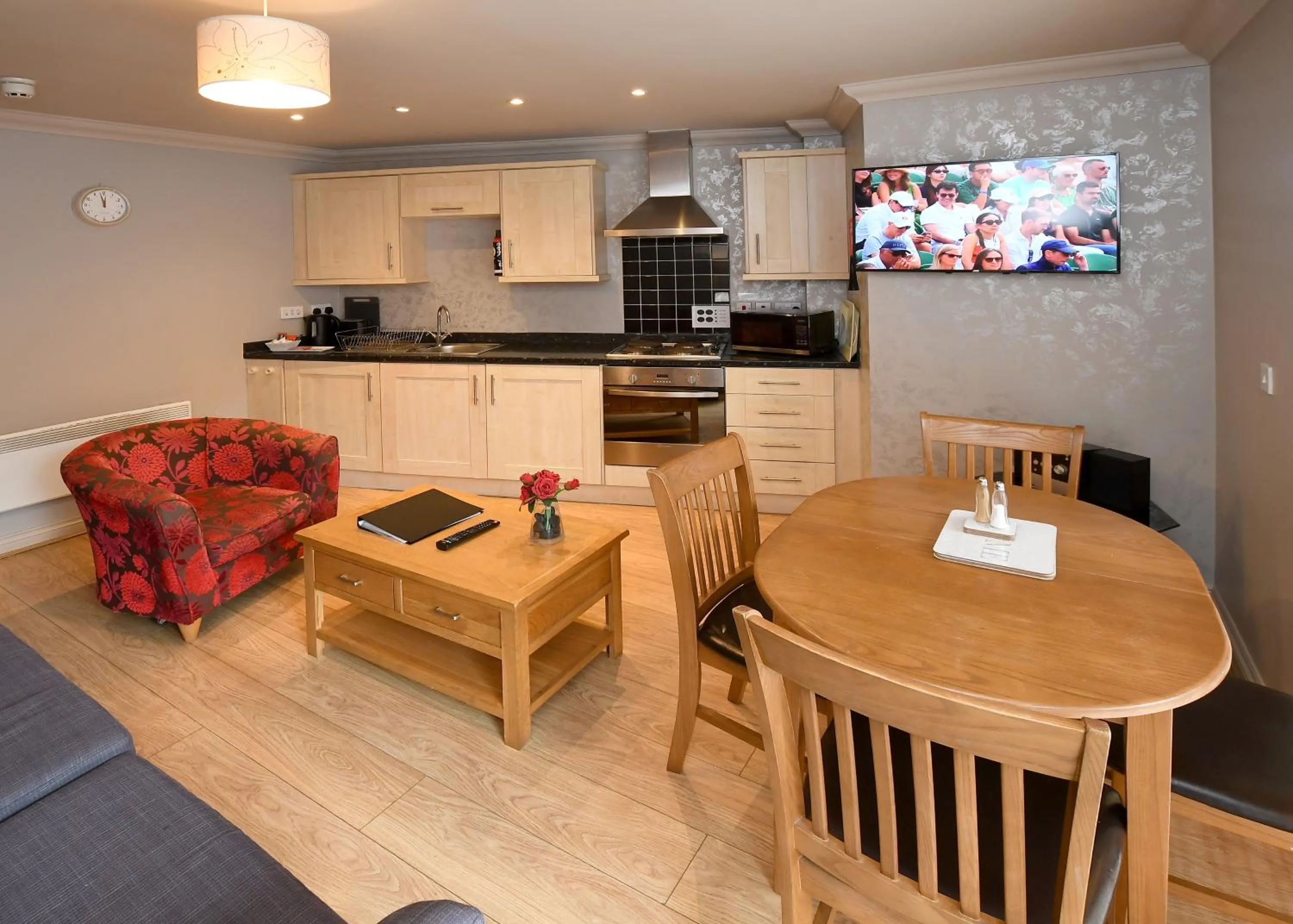 minibar in The Queens Hotel & Victoria Cloisters Apartments