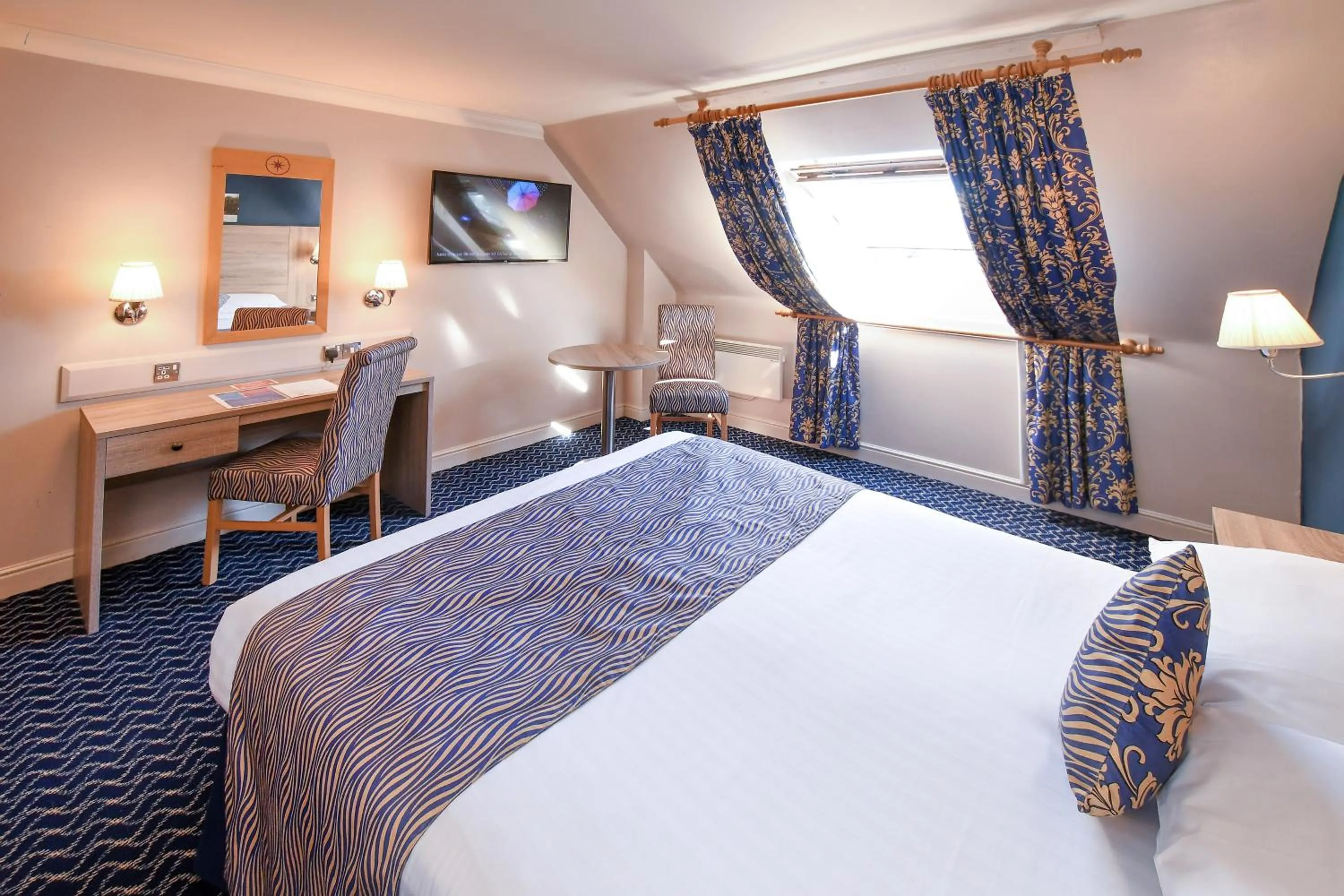 Bed in The Queens Hotel & Victoria Cloisters Apartments