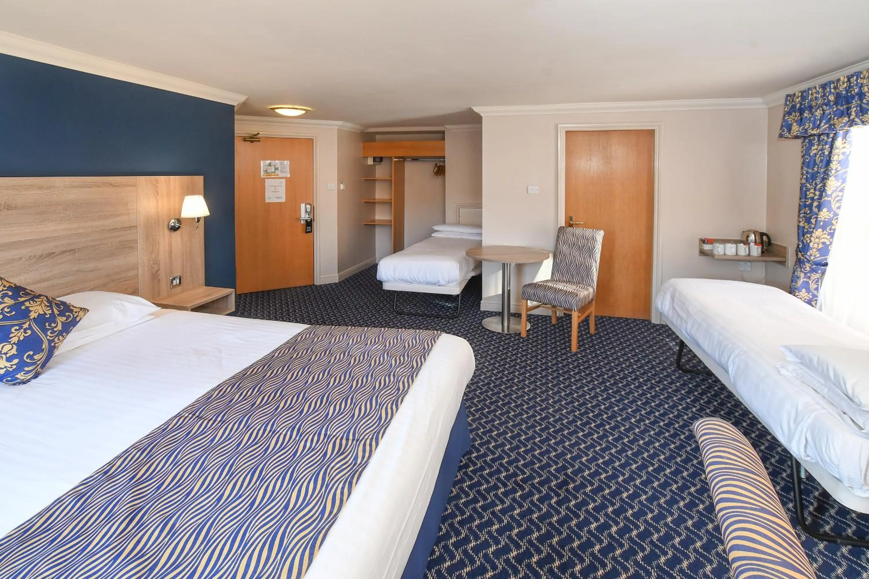 Bed in The Queens Hotel & Victoria Cloisters Apartments