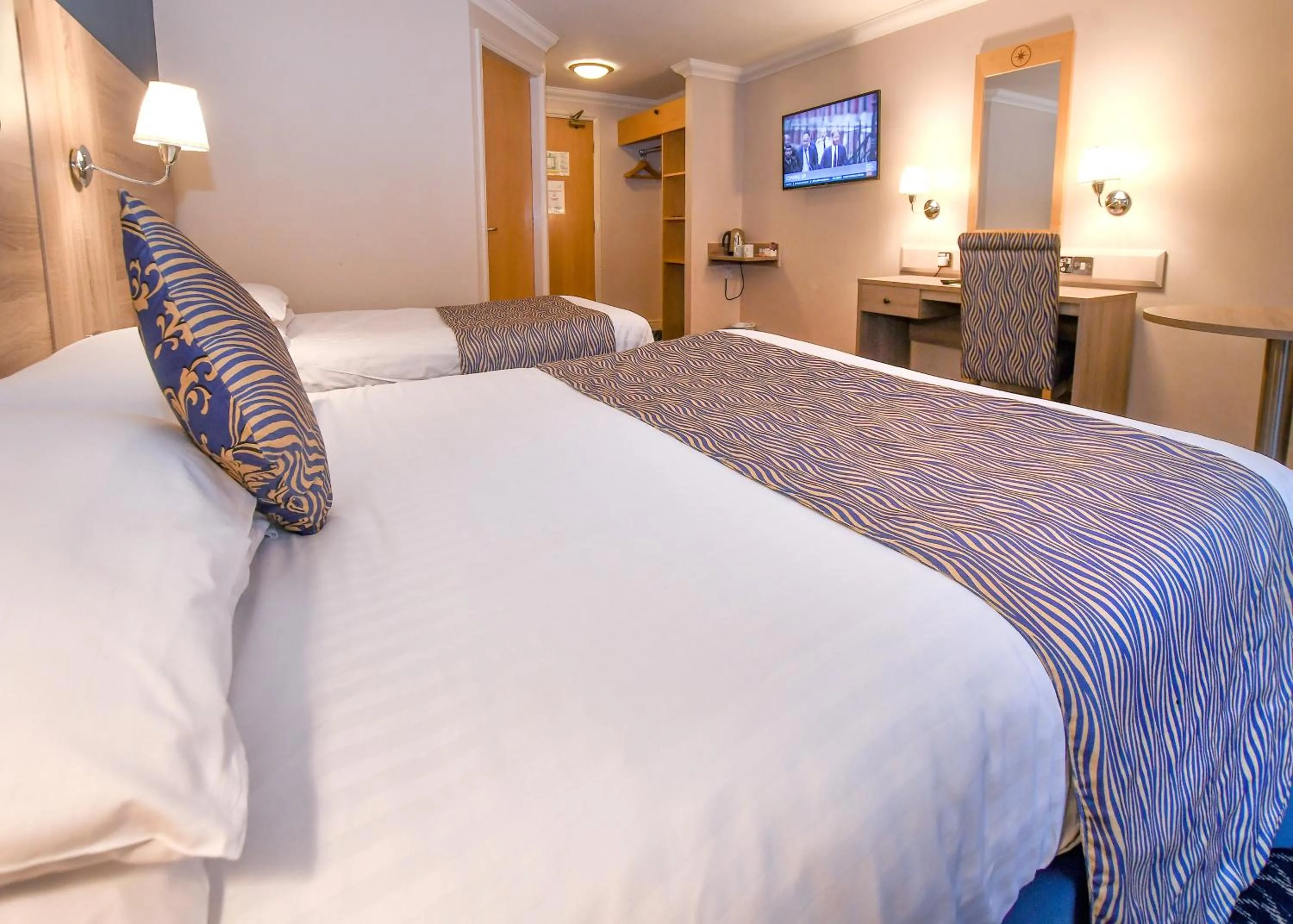 Bed in The Queens Hotel & Victoria Cloisters Apartments