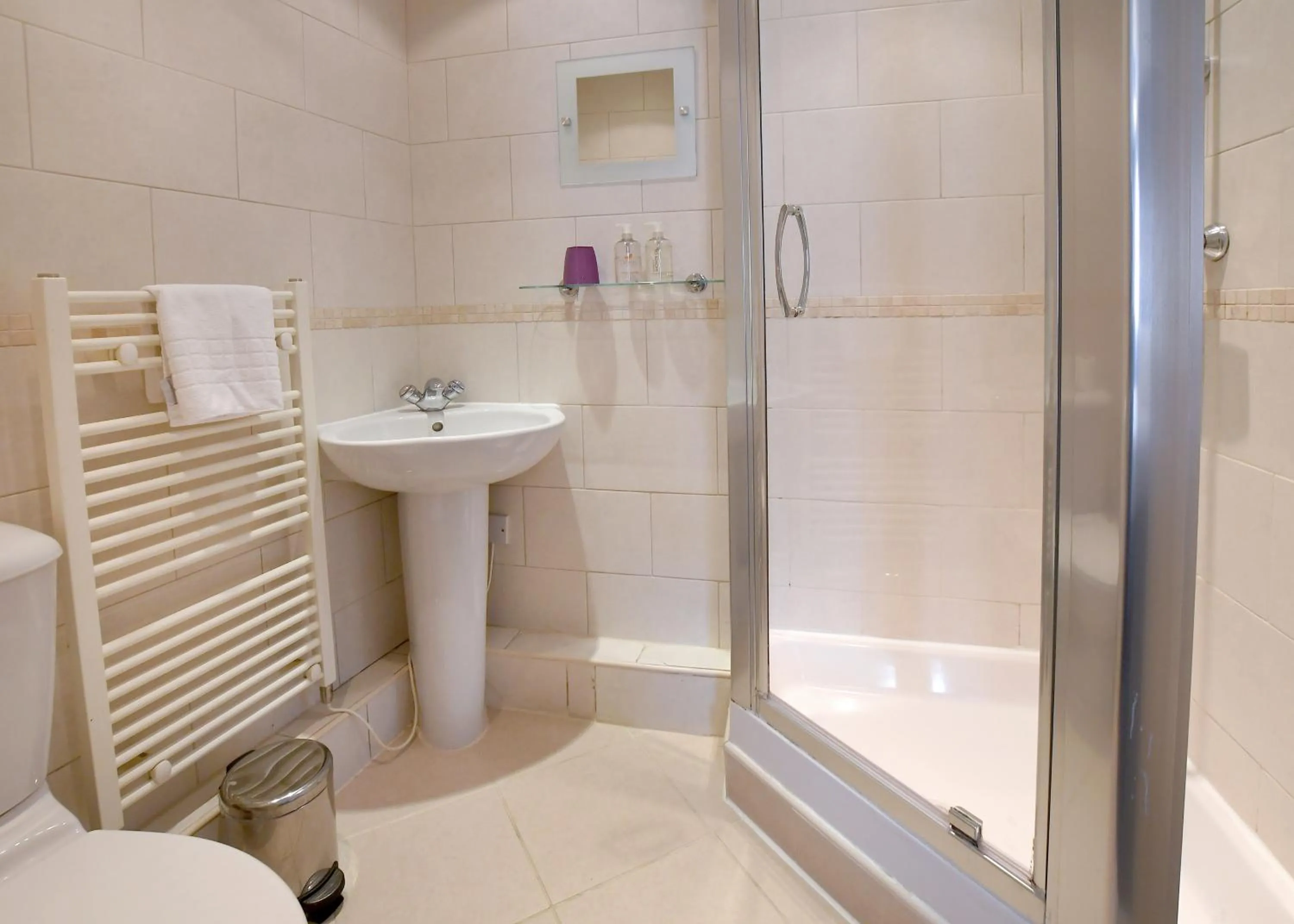 Bathroom in The Queens Hotel & Victoria Cloisters Apartments