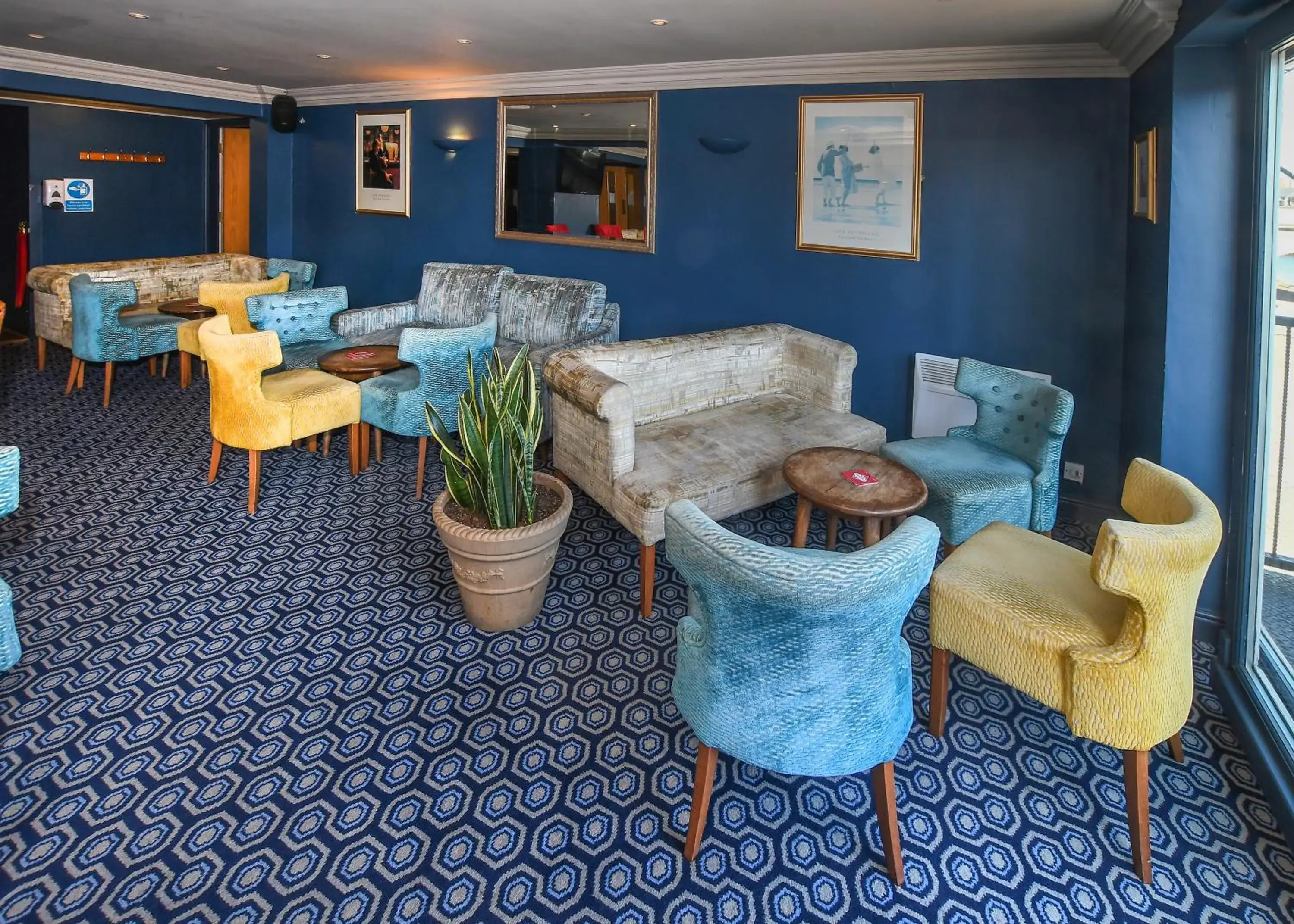 Lounge or bar in The Queens Hotel & Victoria Cloisters Apartments Lounge or bar in The Queens Hotel & Victoria Cloisters Apartments