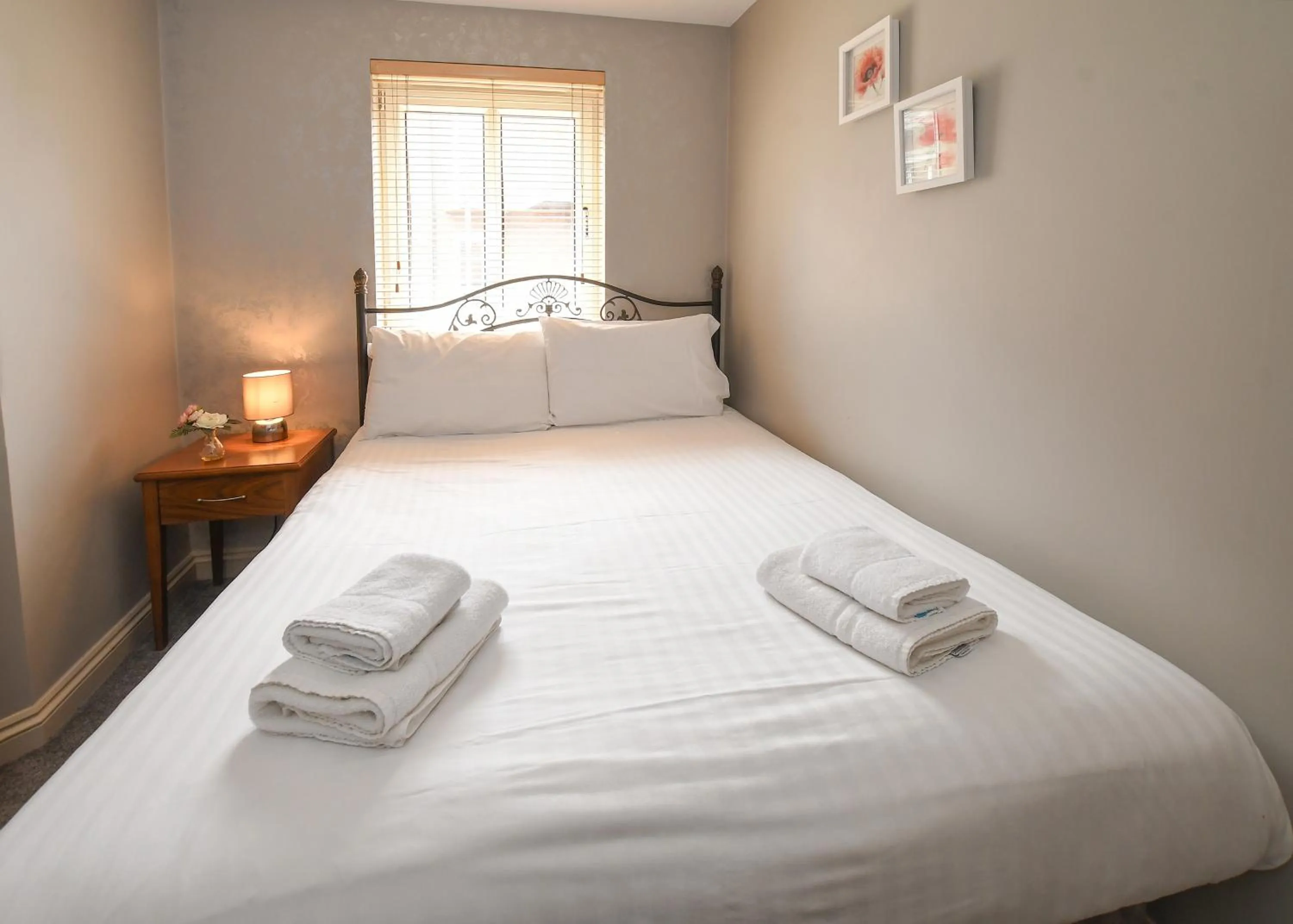 Bedroom, Bed in The Queens Hotel & Victoria Cloisters Apartments