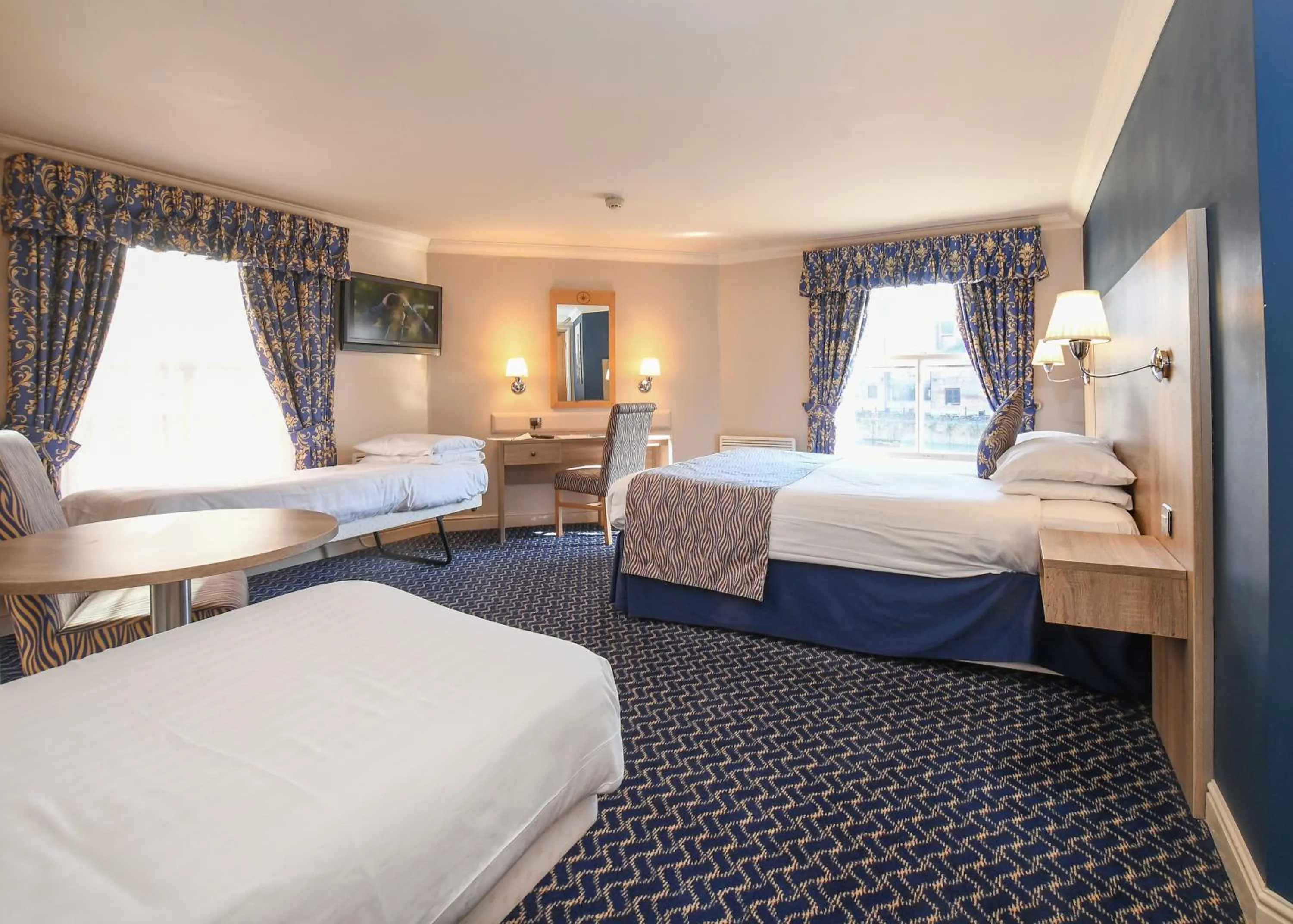 Bed in The Queens Hotel & Victoria Cloisters Apartments