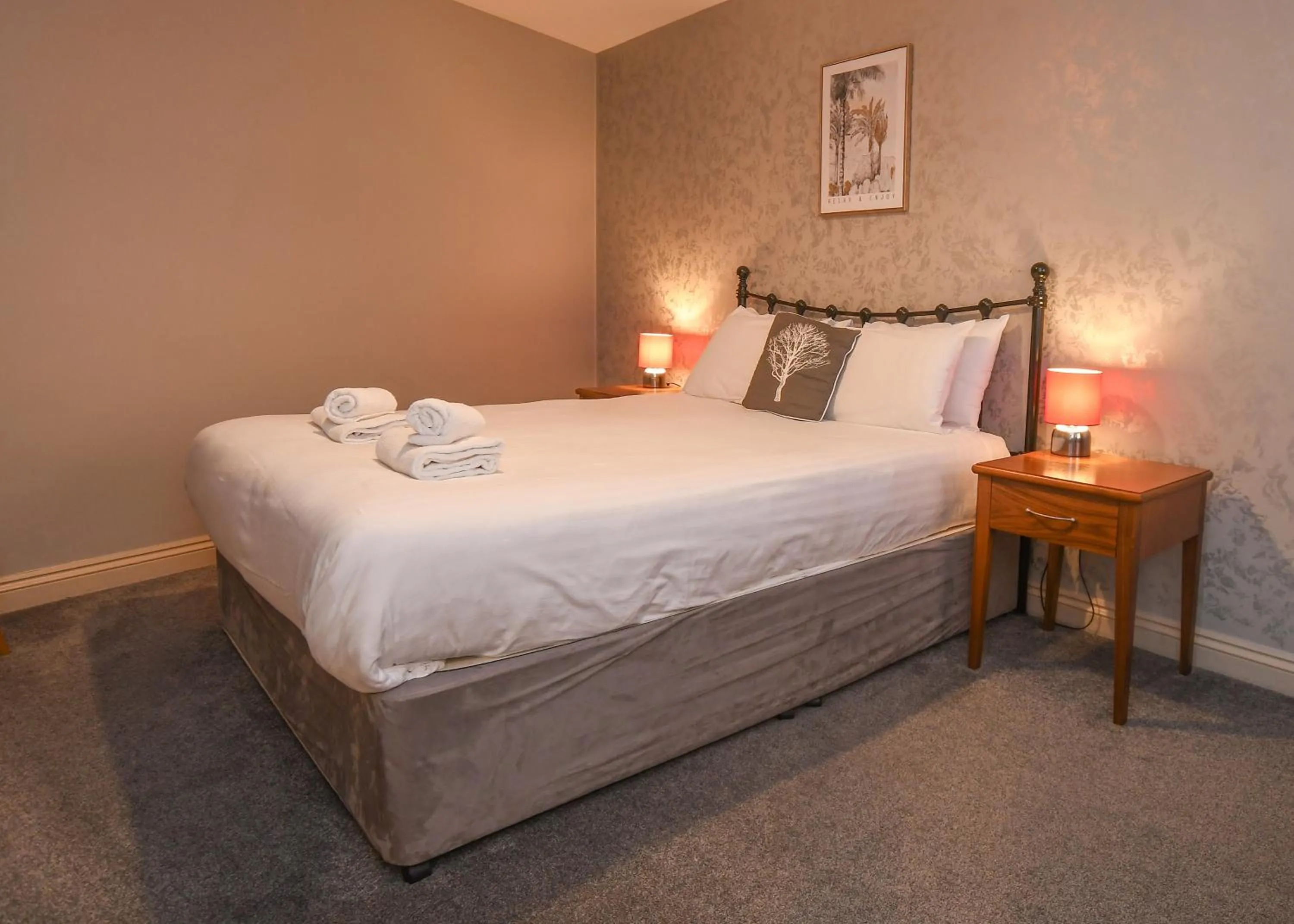 Bedroom, Bed in The Queens Hotel & Victoria Cloisters Apartments