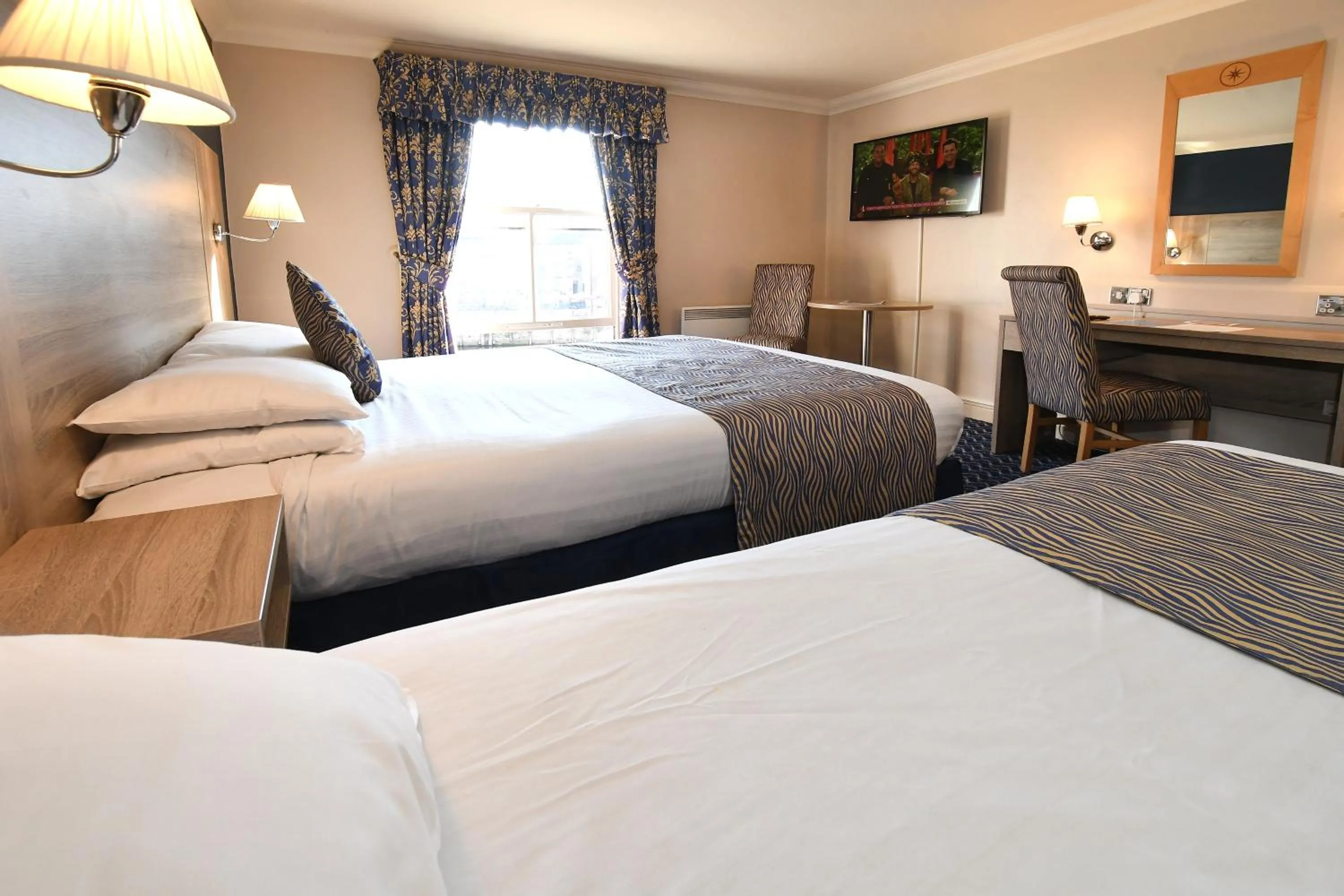Bed in The Queens Hotel & Victoria Cloisters Apartments