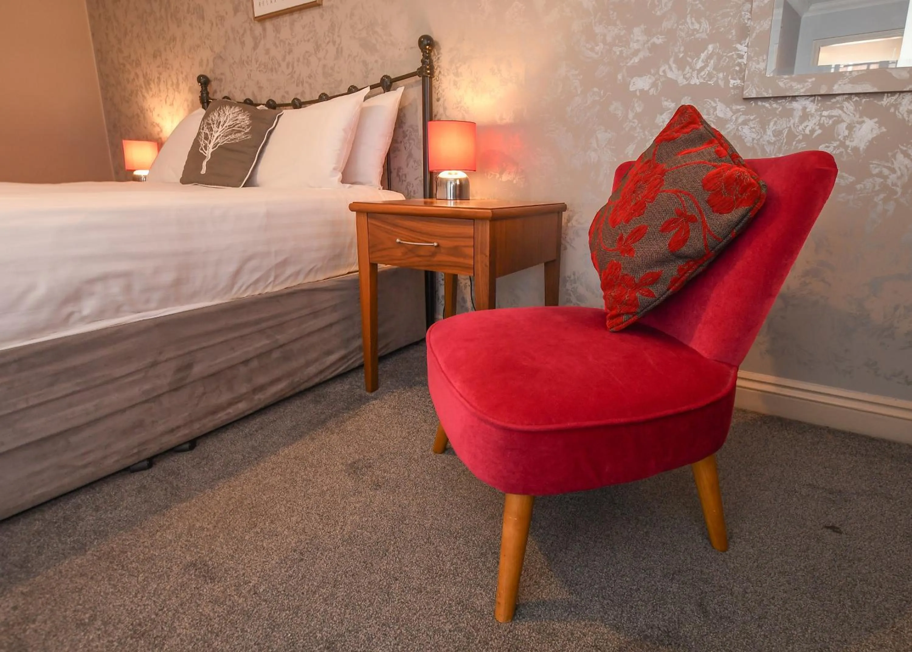 Living room, Bed in The Queens Hotel & Victoria Cloisters Apartments
