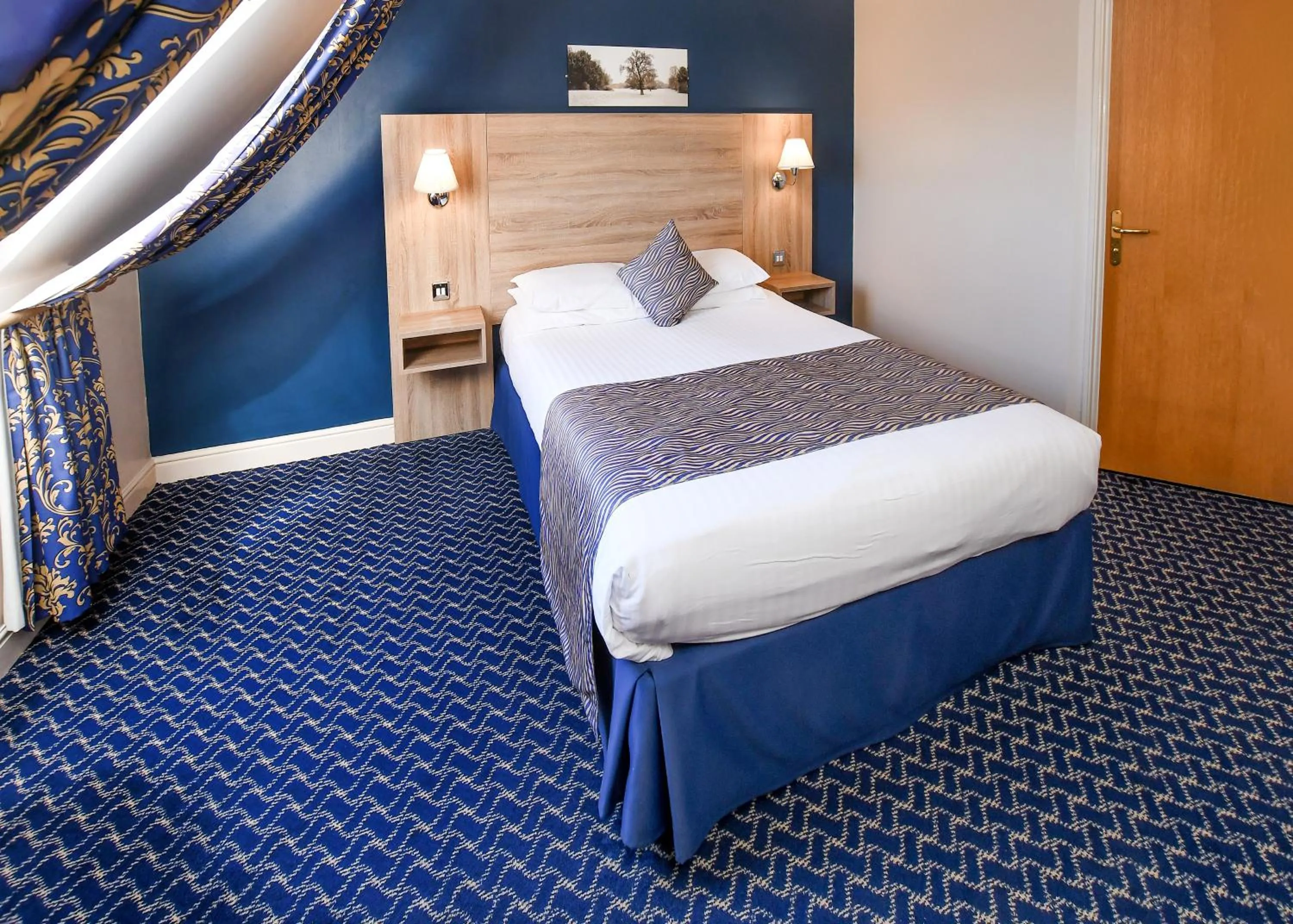 Bed in The Queens Hotel & Victoria Cloisters Apartments