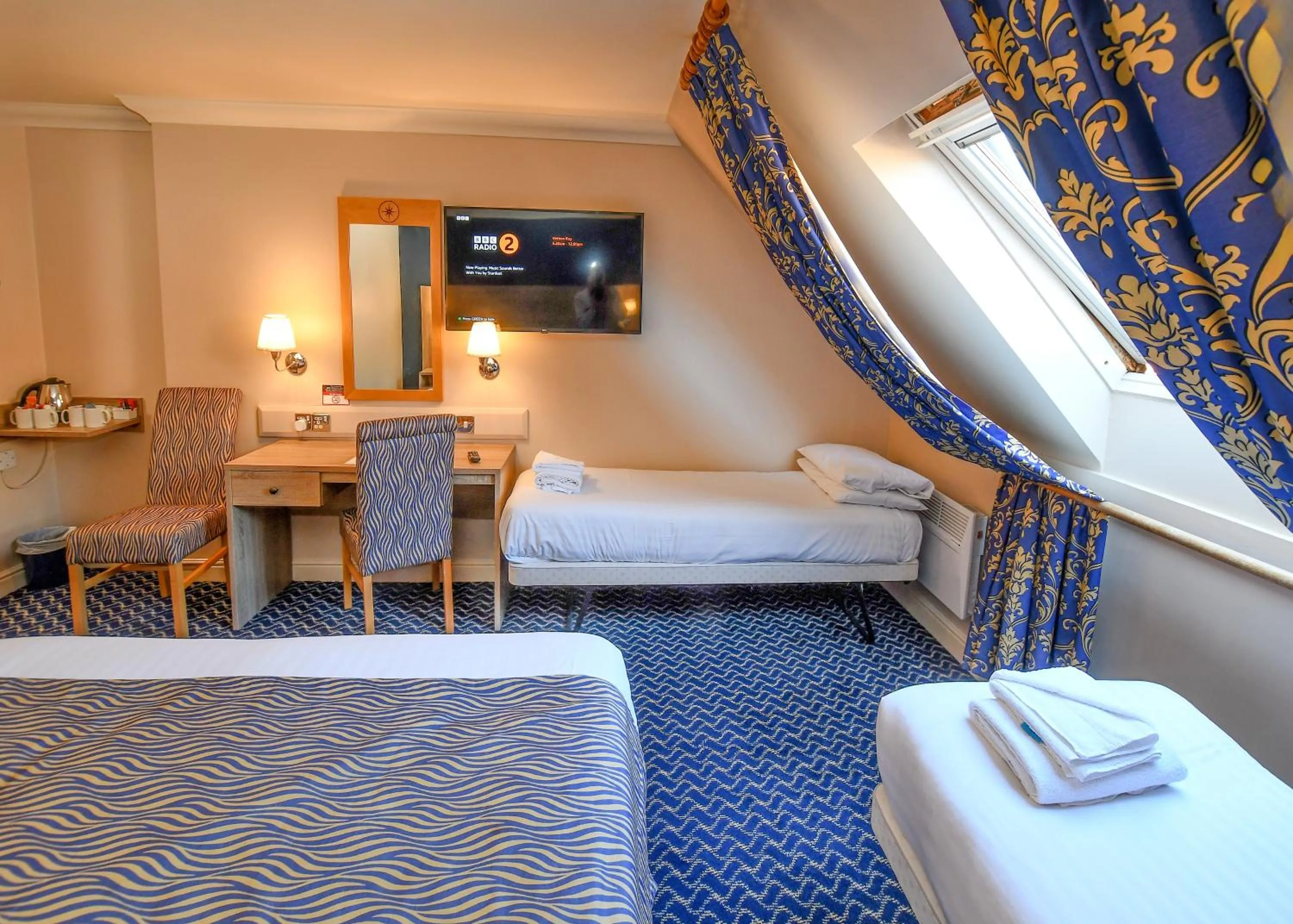 Bed in The Queens Hotel & Victoria Cloisters Apartments