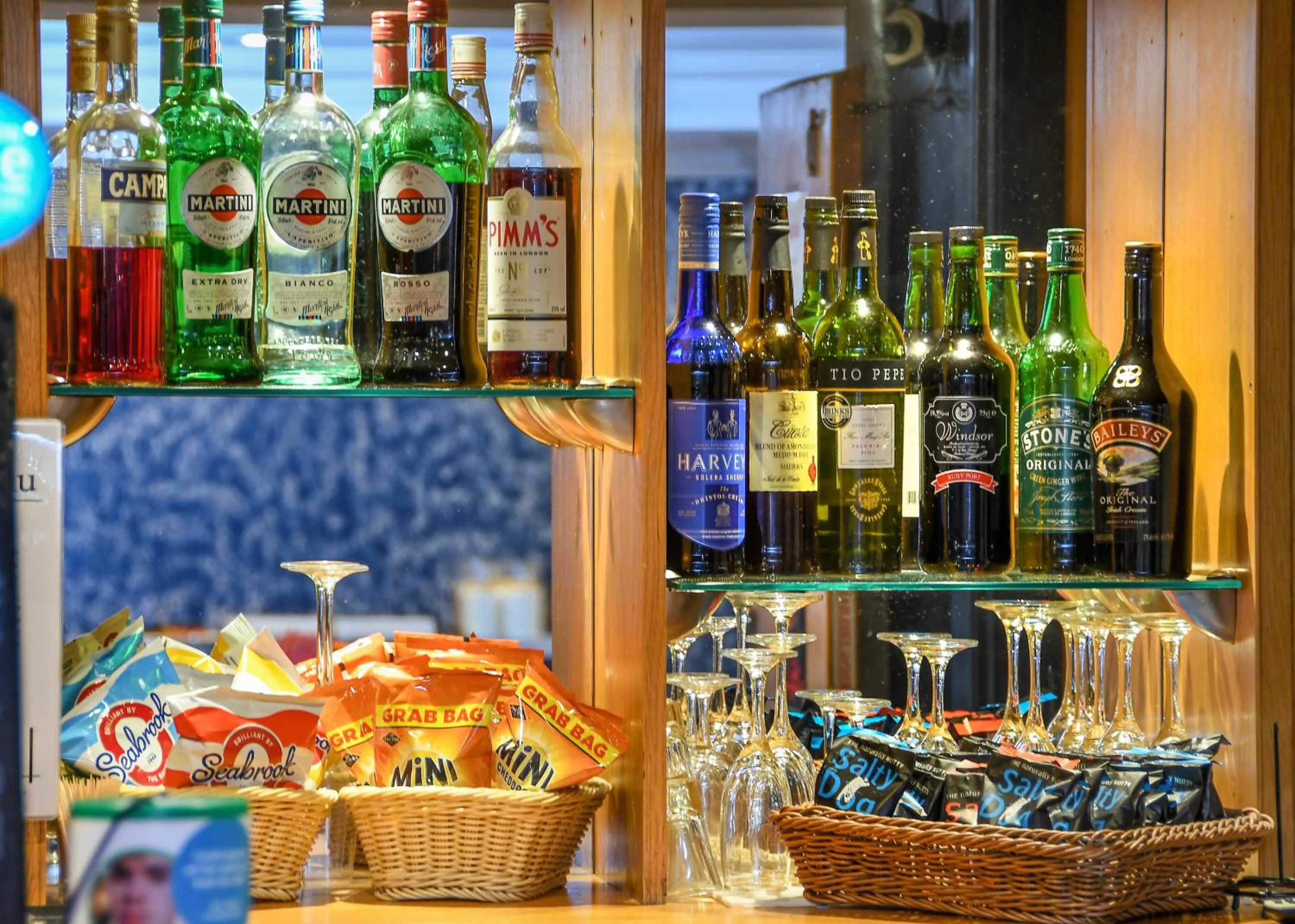 Lounge or bar in The Queens Hotel & Victoria Cloisters Apartments