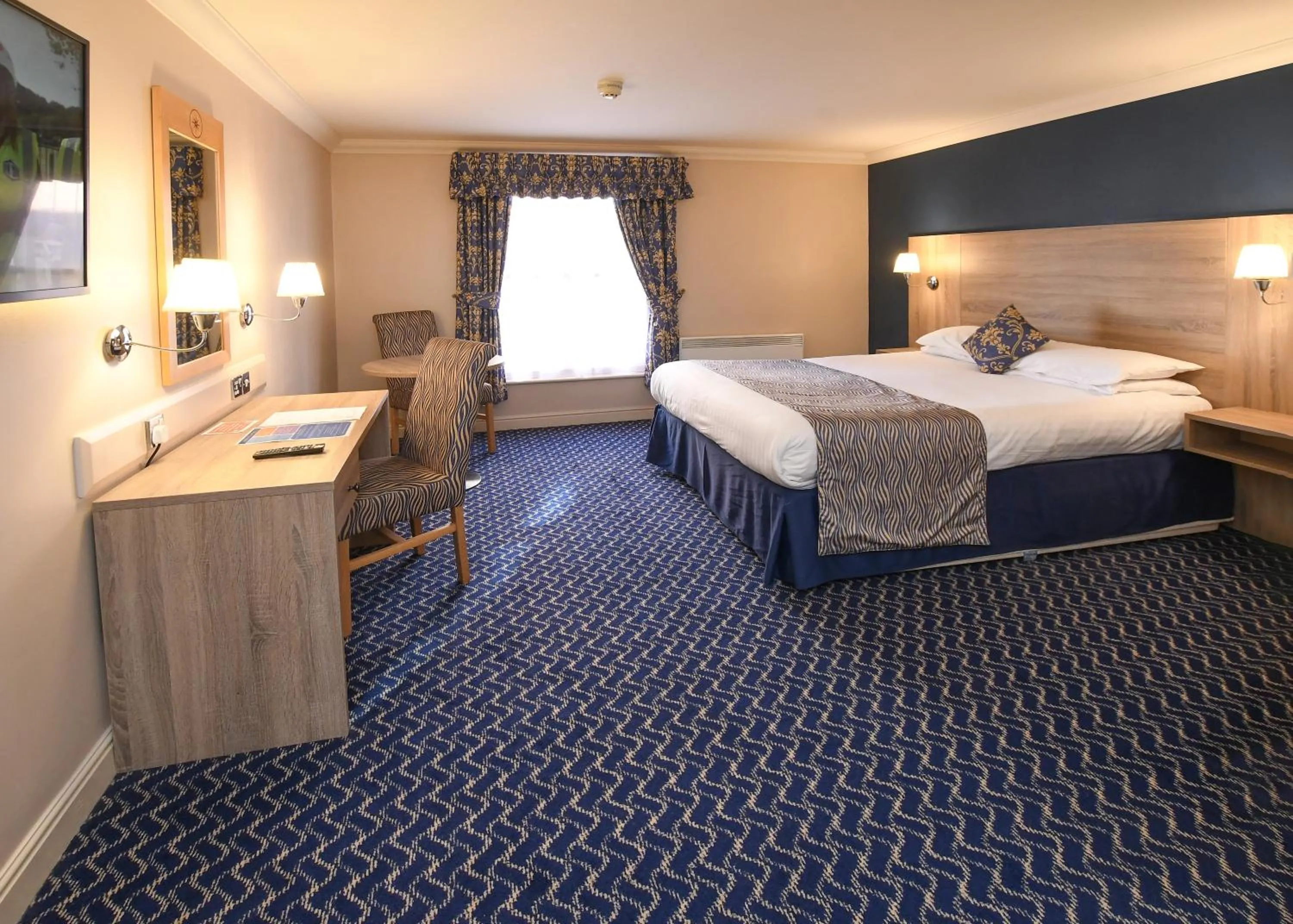 Bed in The Queens Hotel & Victoria Cloisters Apartments