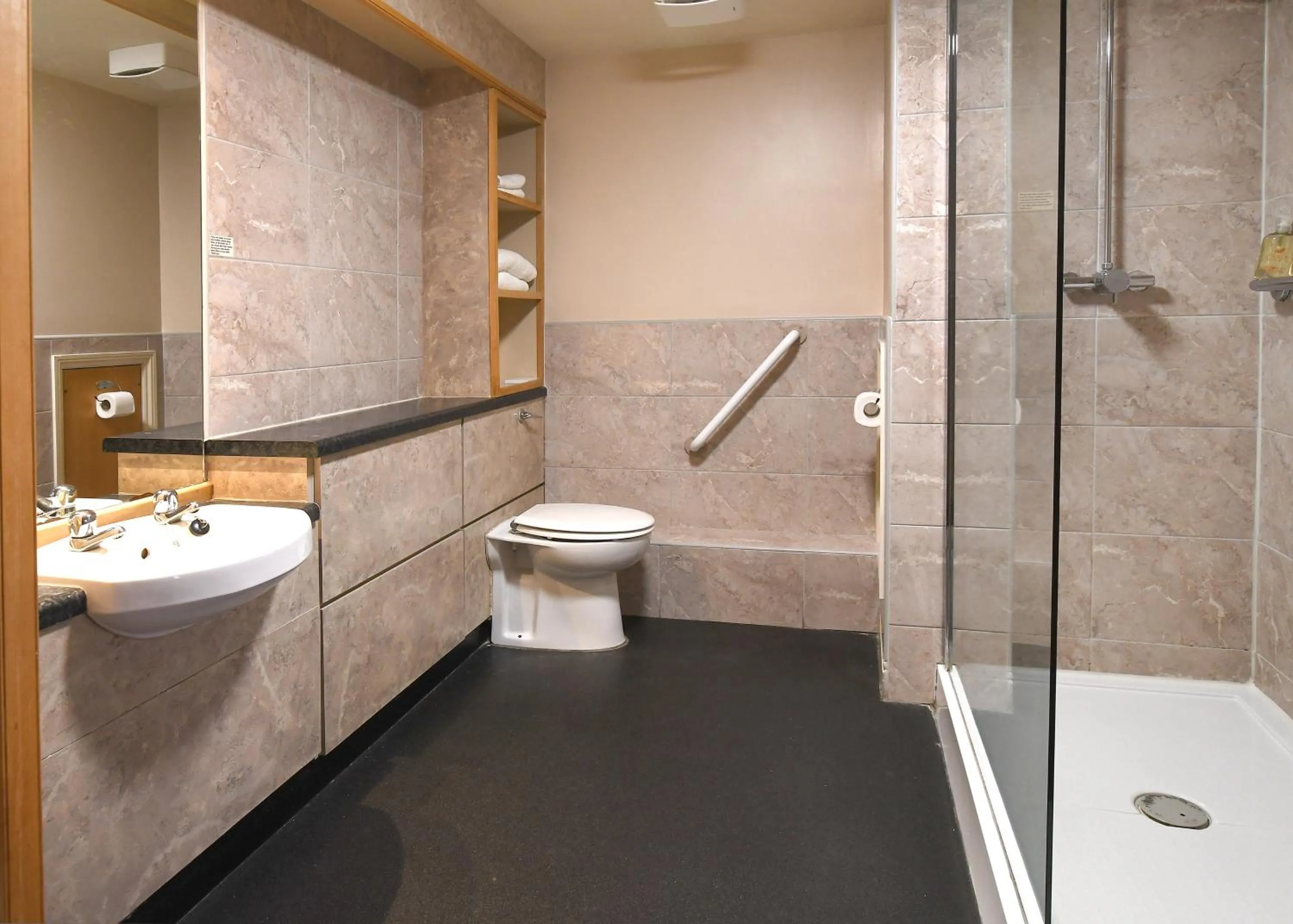 Shower in The Queens Hotel & Victoria Cloisters Apartments