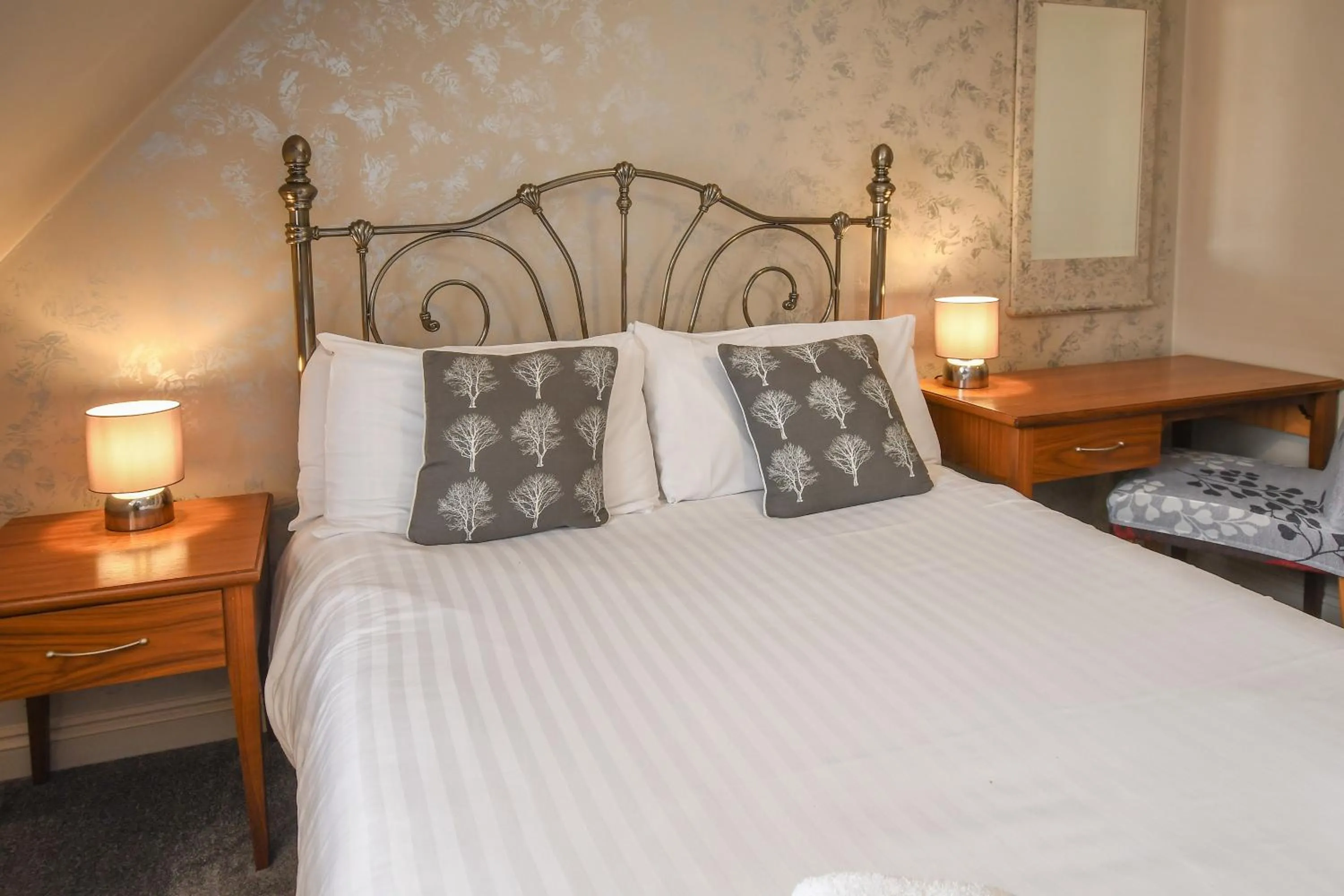 Bed in The Queens Hotel & Victoria Cloisters Apartments