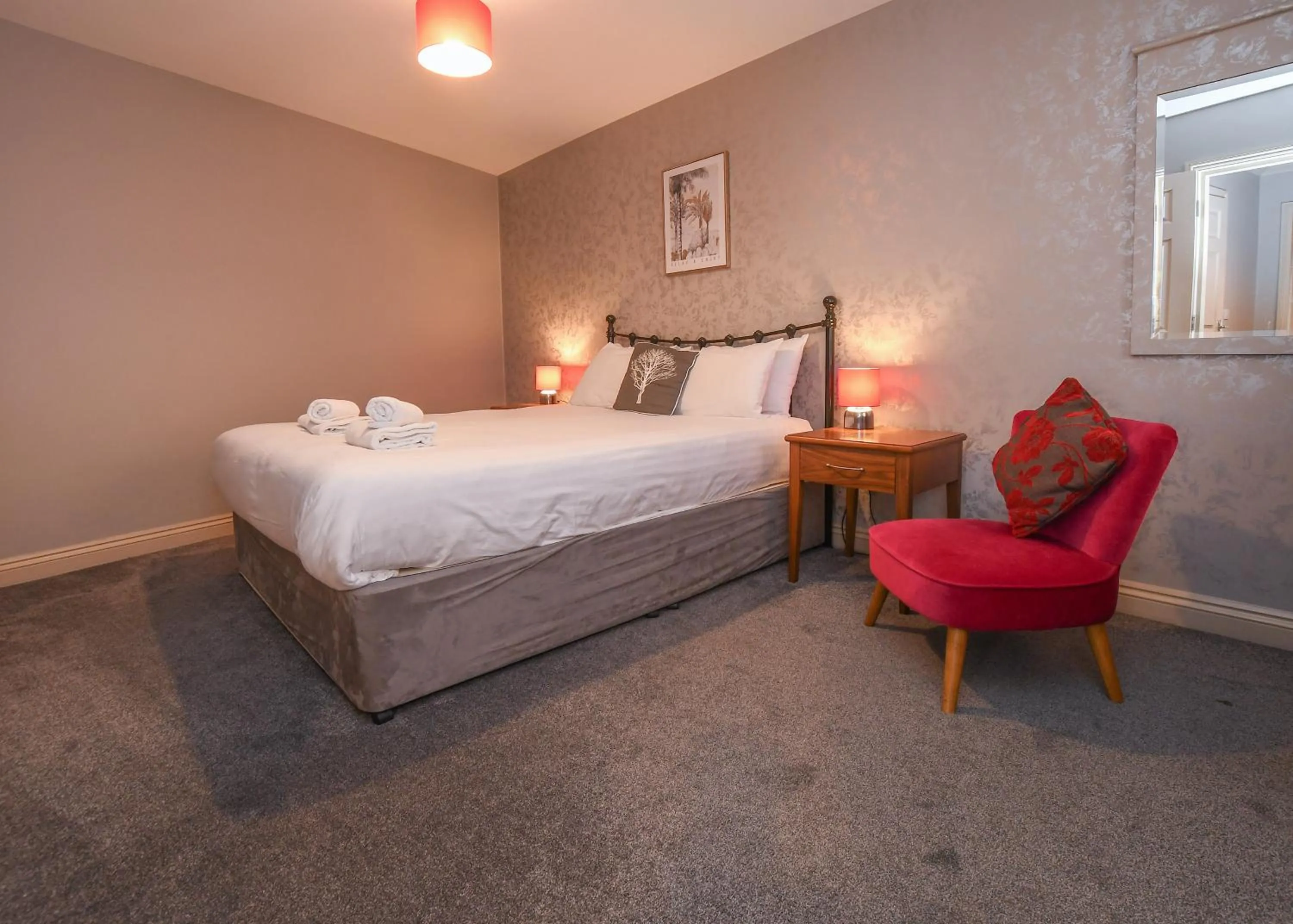 Living room, Bed in The Queens Hotel & Victoria Cloisters Apartments