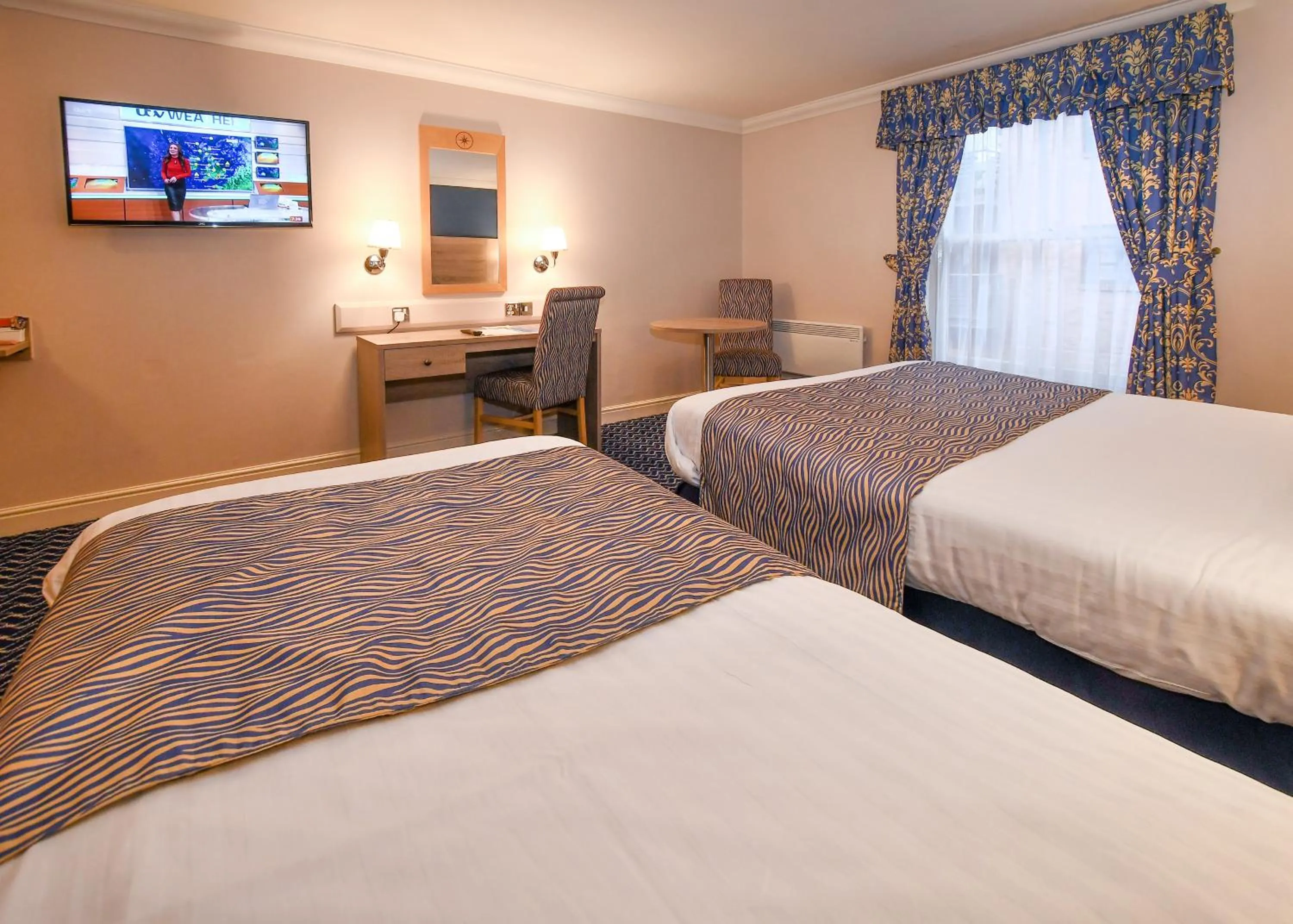 Bed in The Queens Hotel & Victoria Cloisters Apartments