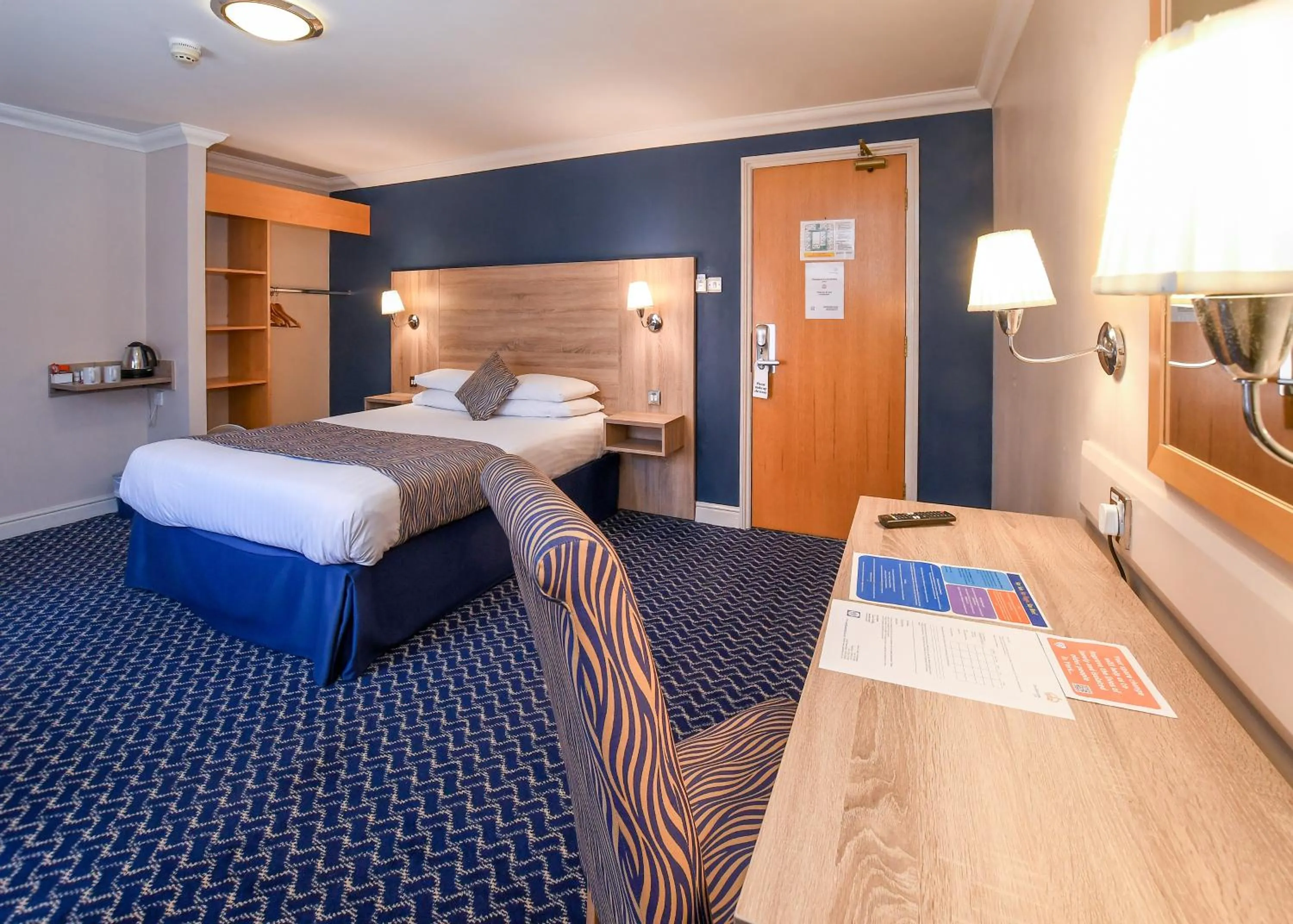 Bed in The Queens Hotel & Victoria Cloisters Apartments