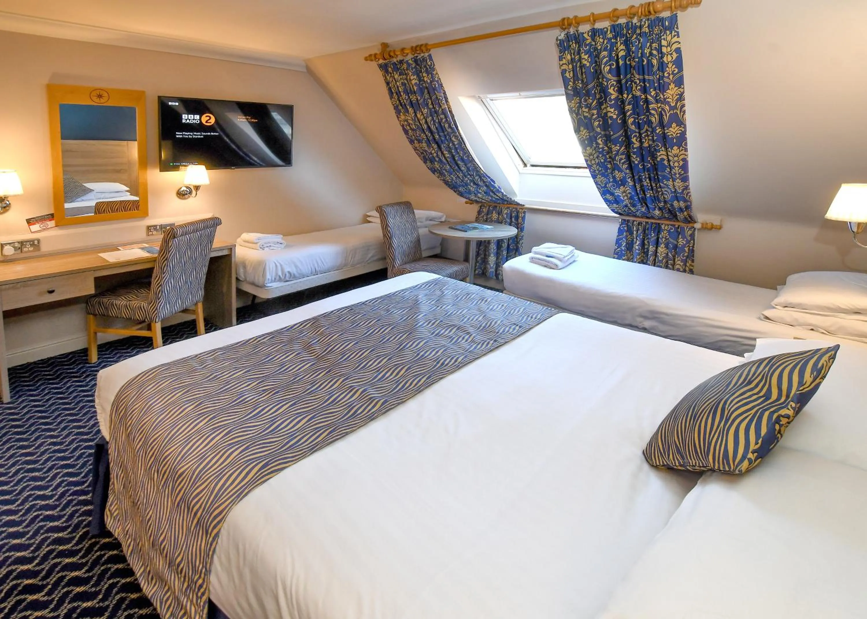 Bed in The Queens Hotel & Victoria Cloisters Apartments