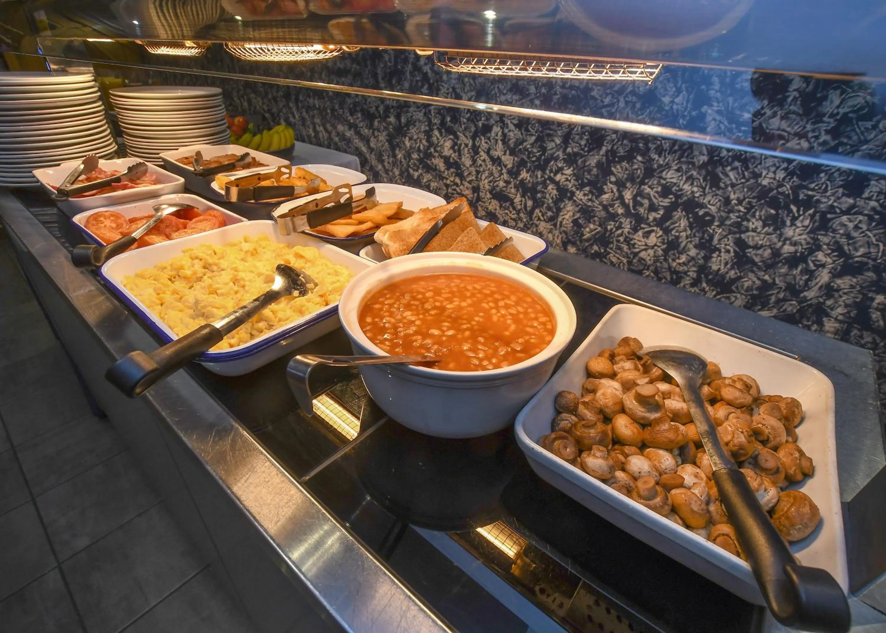 Food and drinks in The Queens Hotel & Victoria Cloisters Apartments