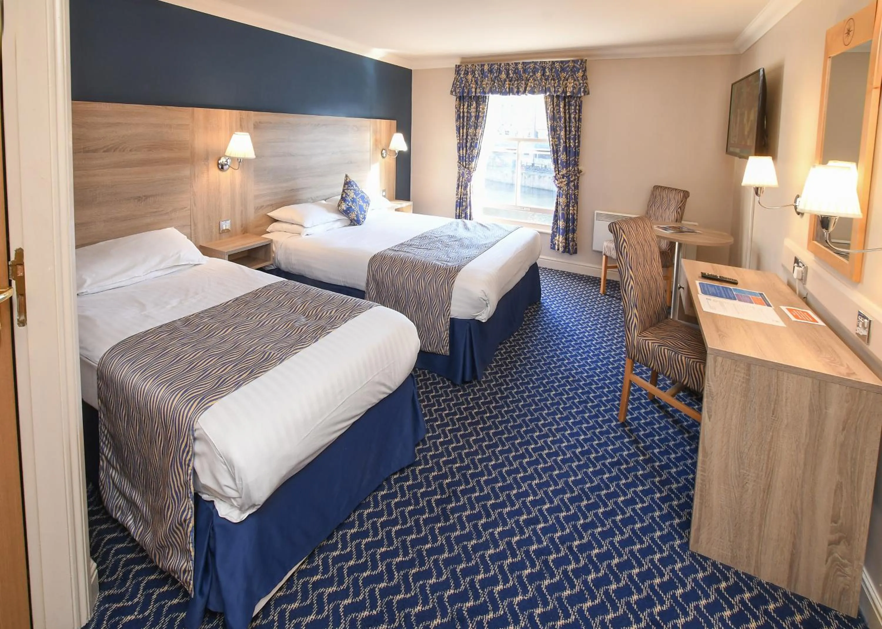 Bed in The Queens Hotel & Victoria Cloisters Apartments