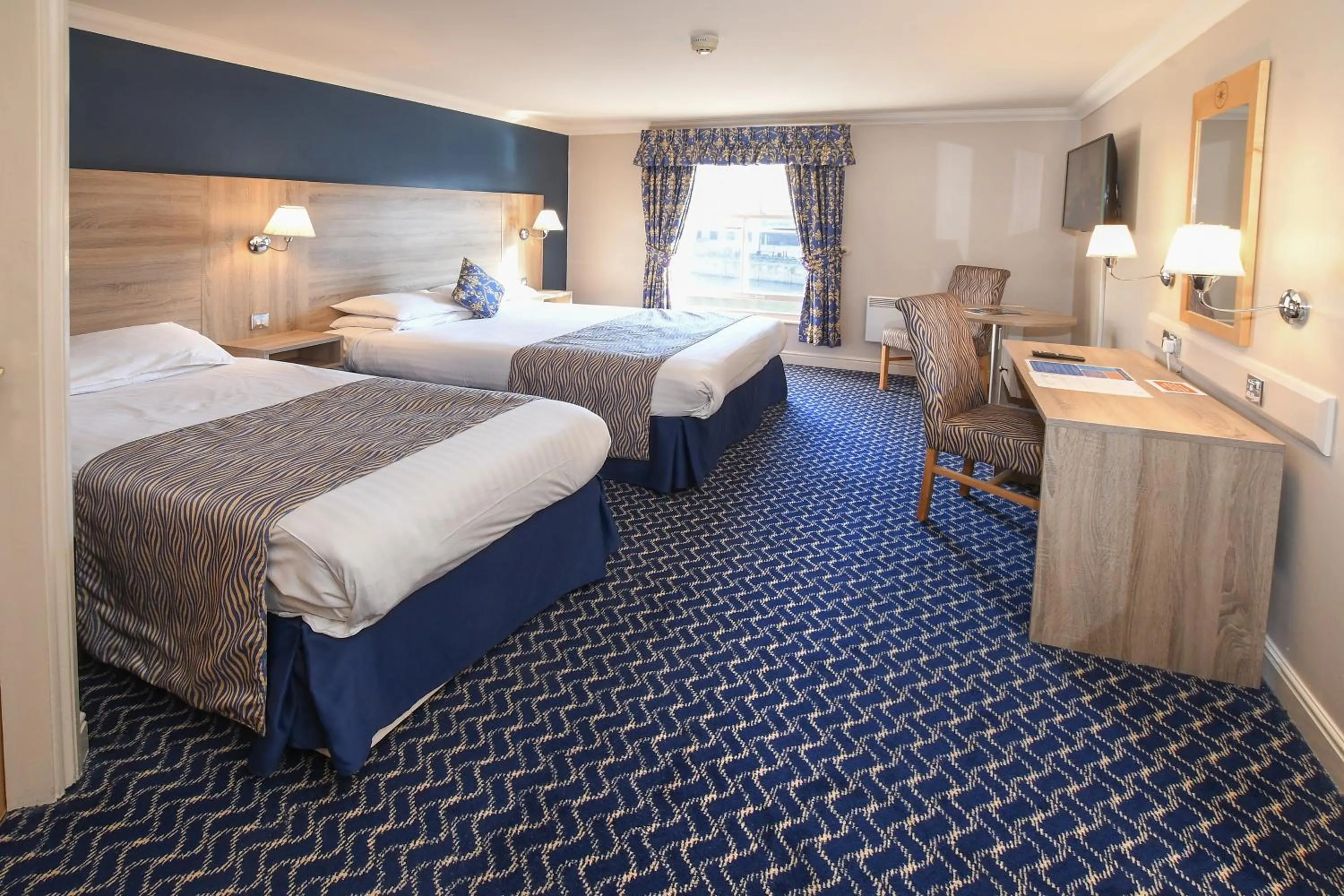 Bed in The Queens Hotel & Victoria Cloisters Apartments