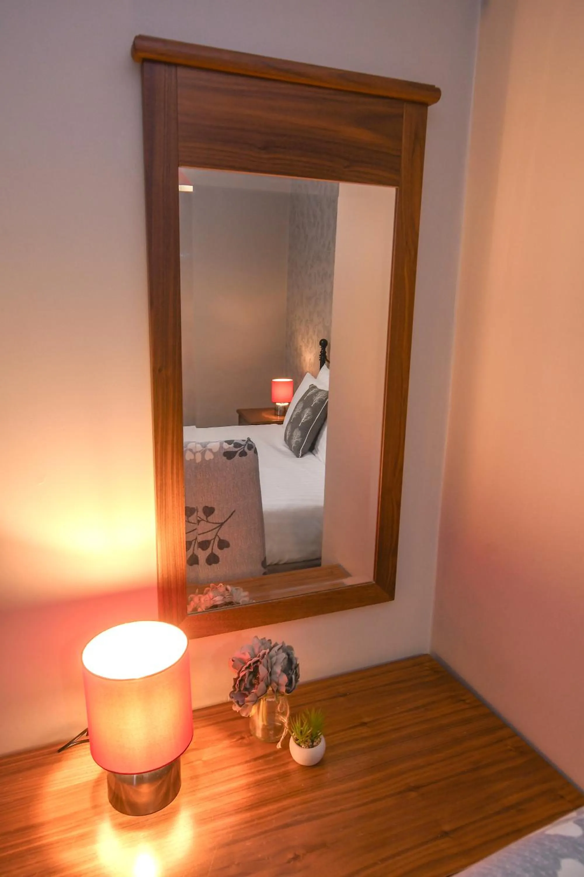 Bed in The Queens Hotel & Victoria Cloisters Apartments