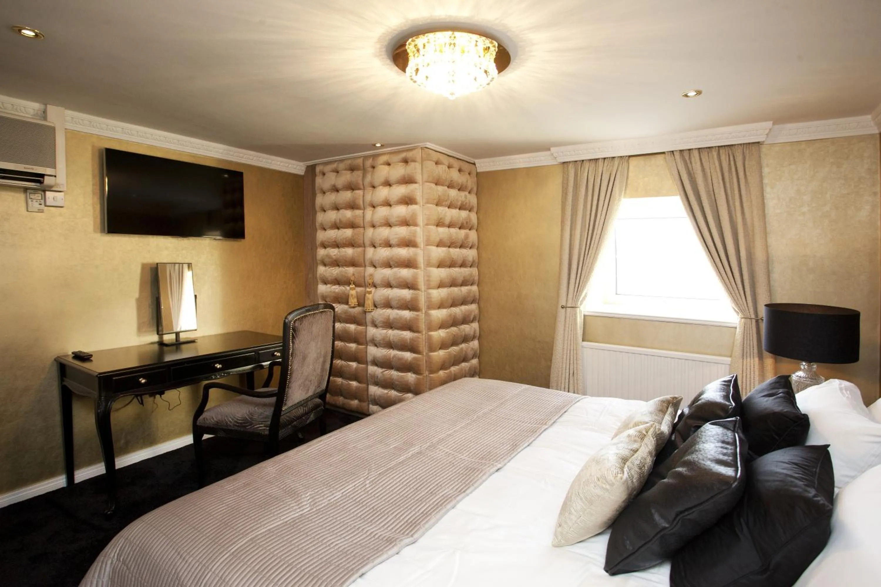 Photo of the whole room, Bed in St James Hotel; BW Premier Collection