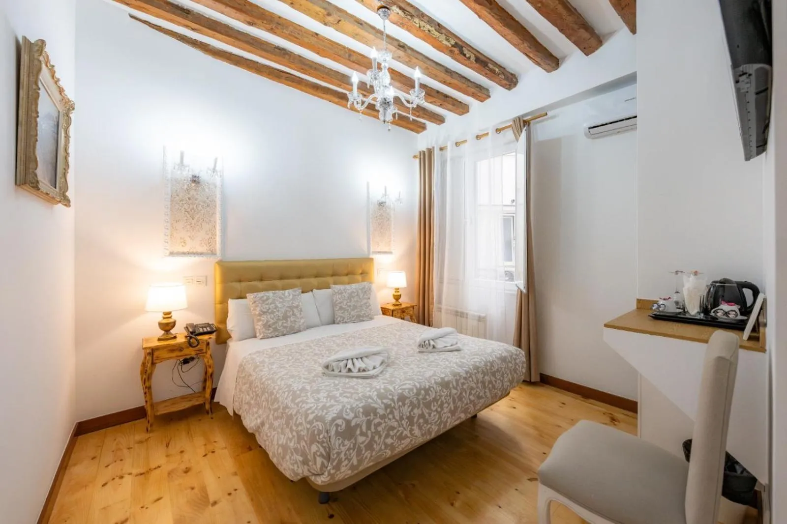 Photo of the whole room, Bed in Oriente Palace Apartments