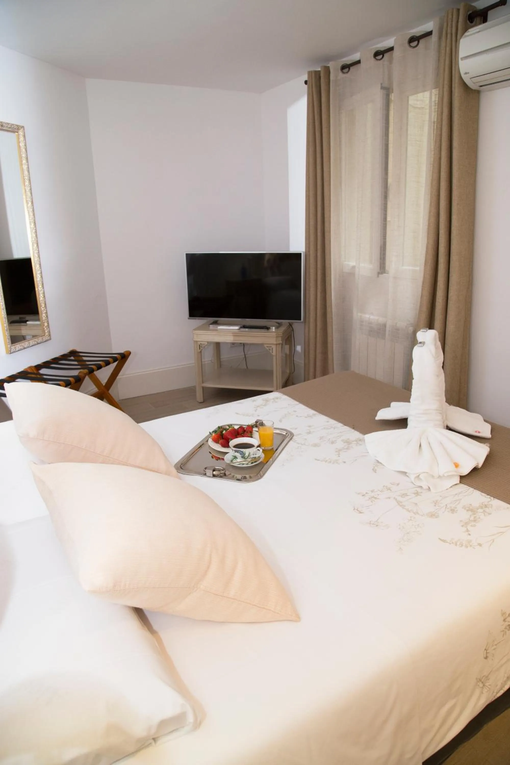 Bedroom, Bed in Oriente Palace Apartments