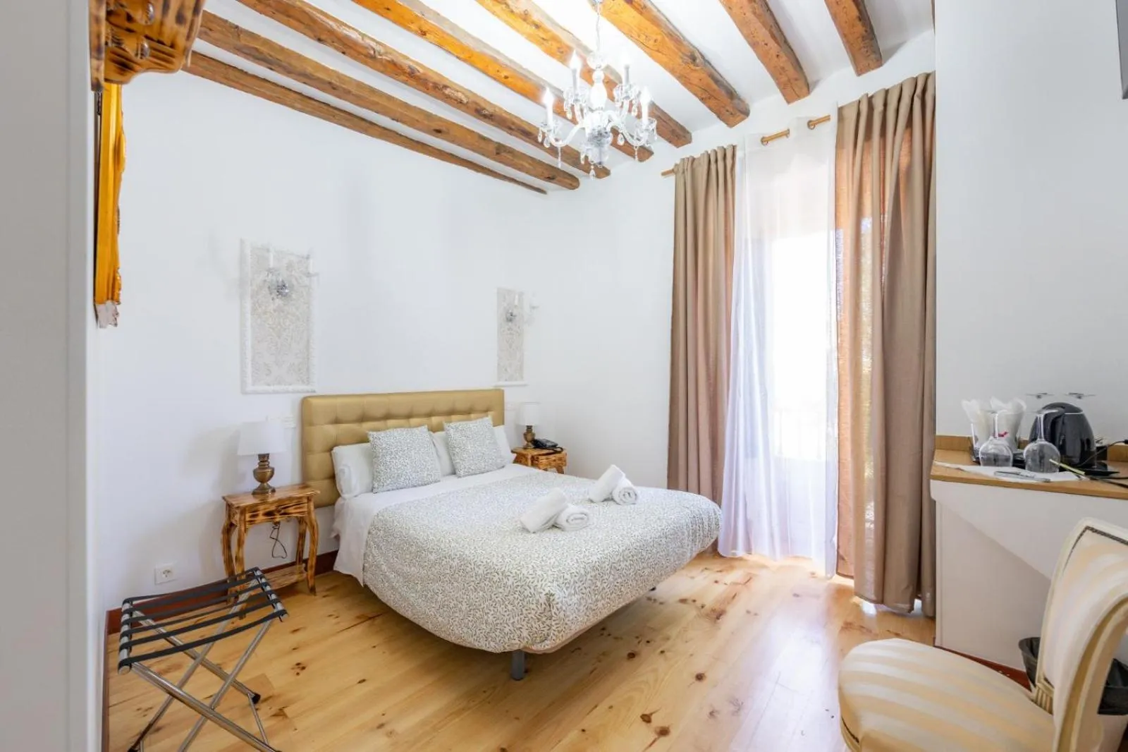 Photo of the whole room, Bed in Oriente Palace Apartments