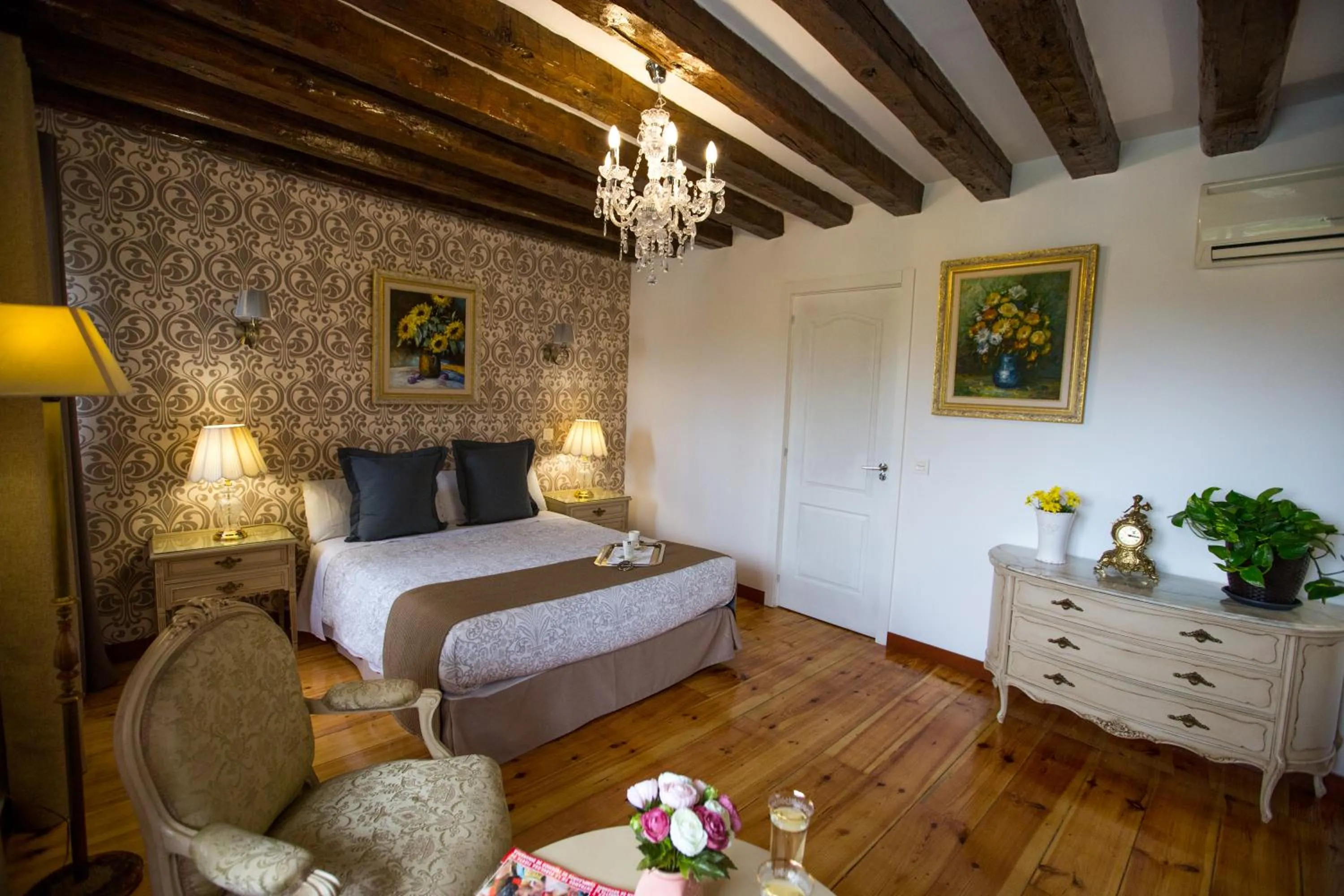 Seating area, Bed in Oriente Palace Apartments