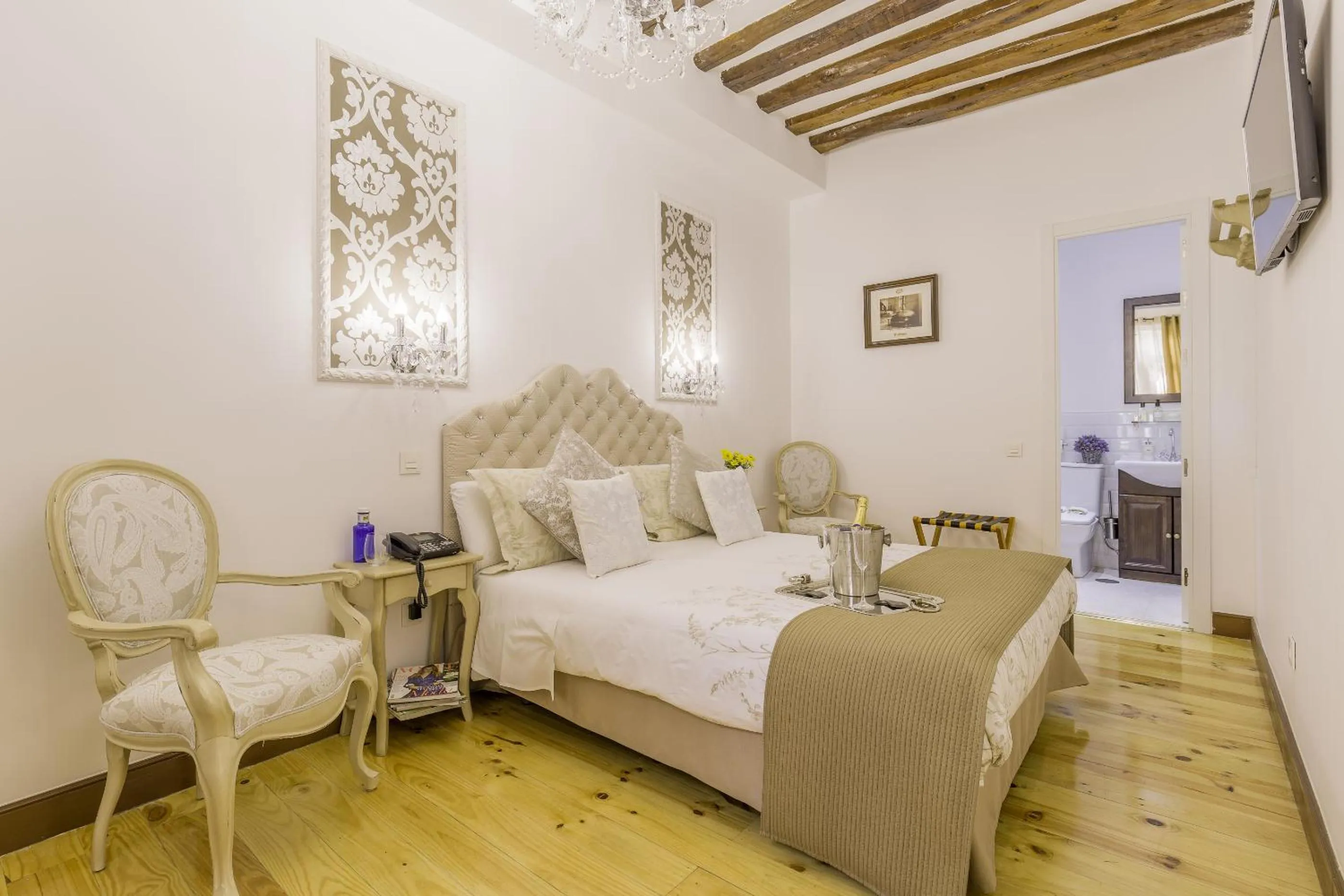 Bedroom, Bed in Oriente Palace Apartments